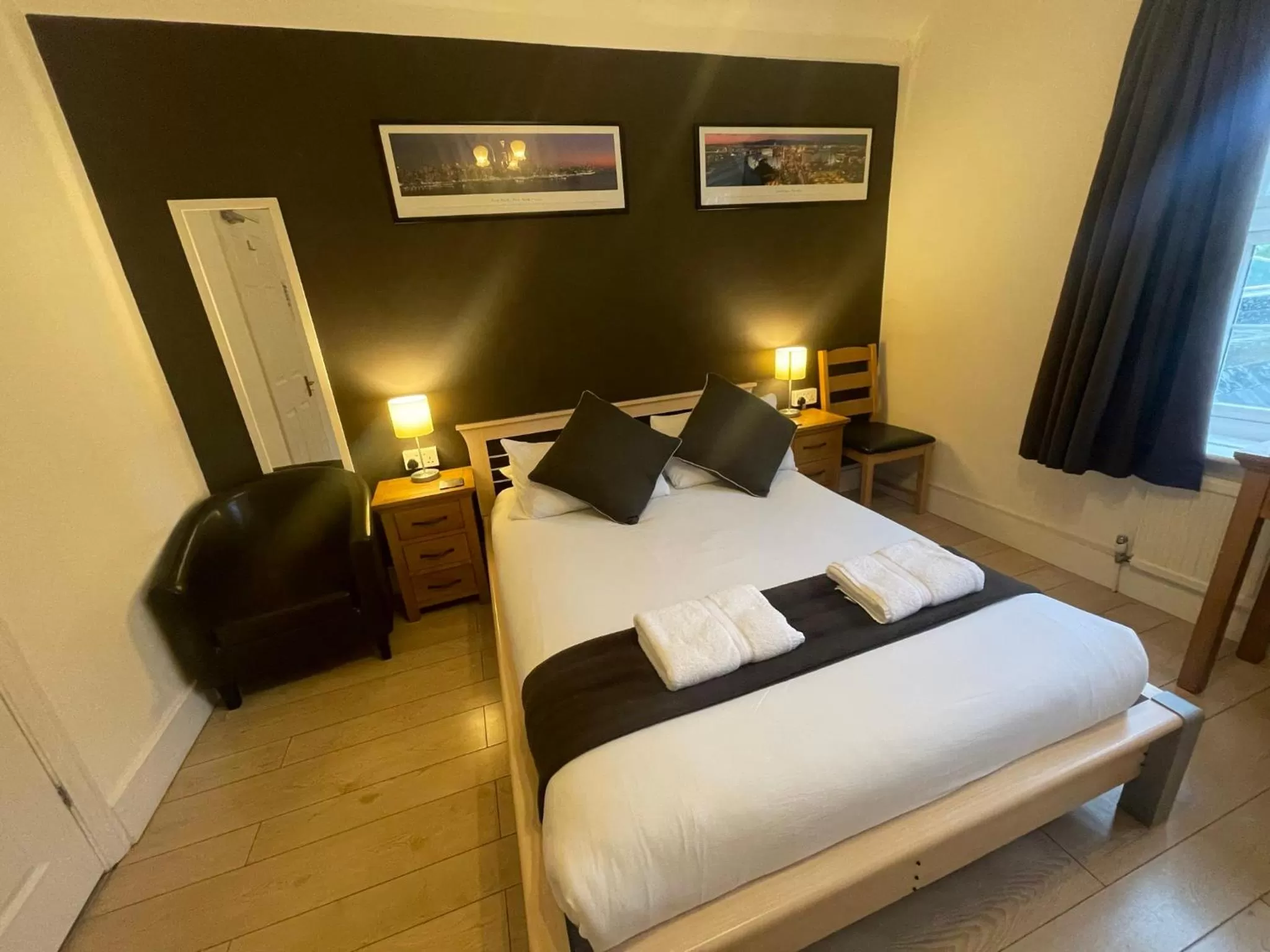 Bedroom, Bed in Oakhurst Gatwick B&B