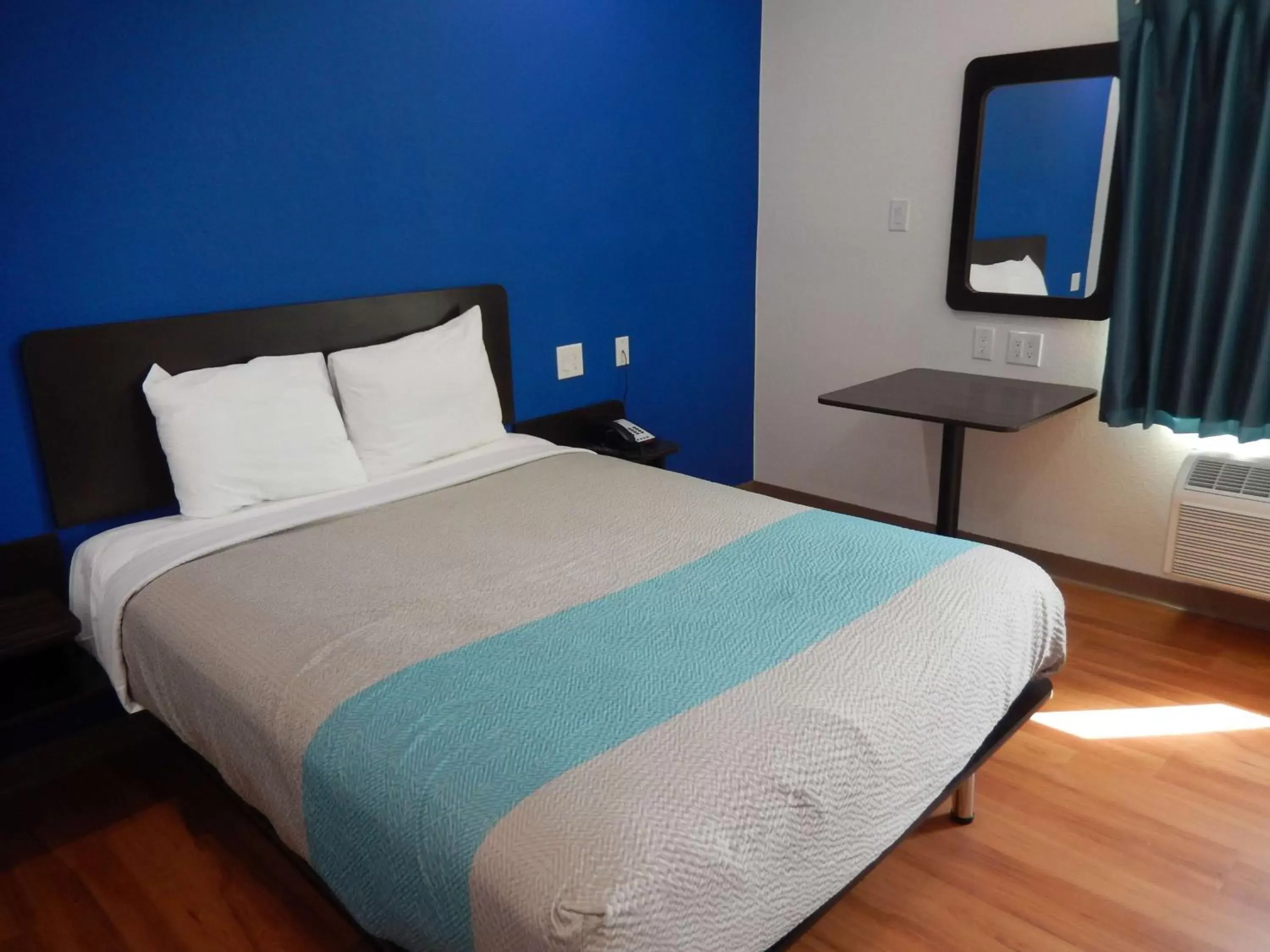 King Room - Disability Access - Non-Smoking in Motel 6-Houston, TX - Downtown North King Room - Disability Access - Non-Smoking in Motel 6-Houston, TX - Downtown North