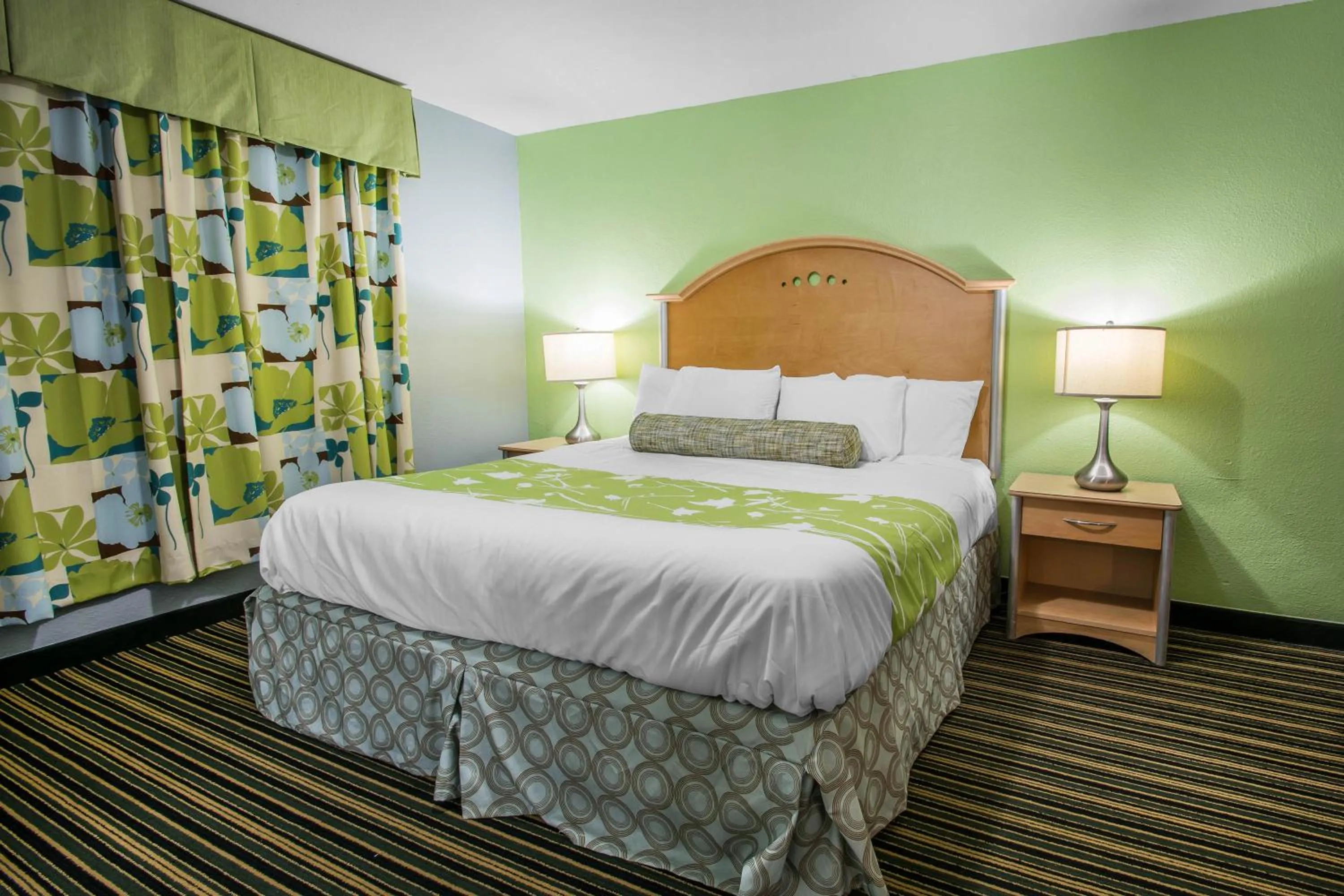 Bedroom, Bed in Rodeway Inn & Suites Winter Haven Chain of Lakes