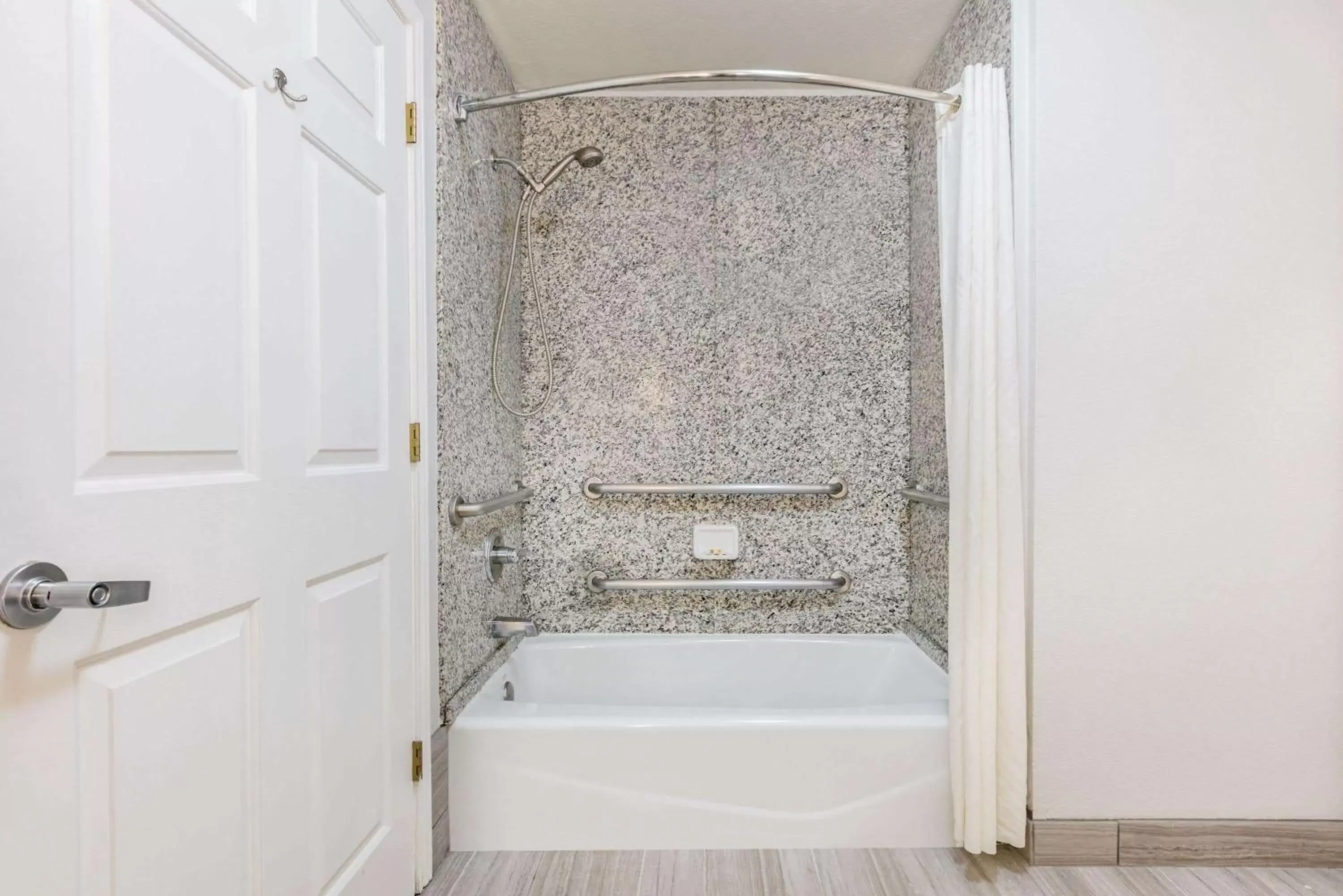 1 King Bed, Deluxe Mobility/Hearing Accessible Room, Tub w/Grab Bars, No Smoking in La Quinta by Wyndham Fredericksburg 1 King Bed, Deluxe Mobility/Hearing Accessible Room, Tub w/Grab Bars, No Smoking in La Quinta by Wyndham Fredericksburg