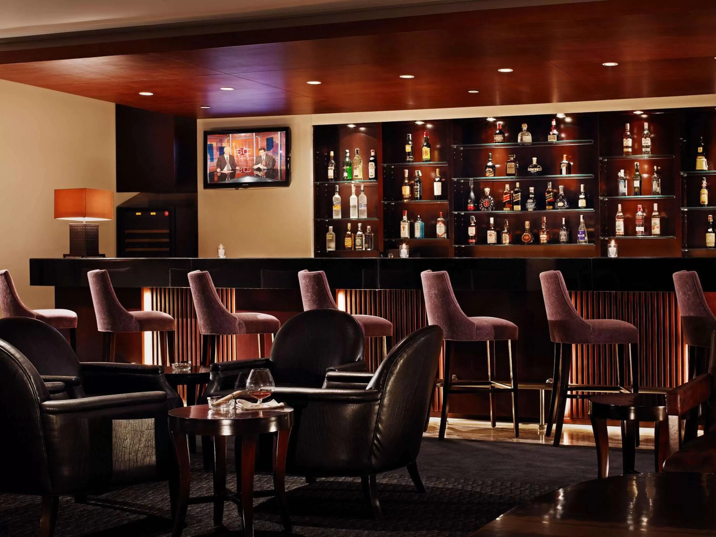Lounge or bar in Joy Nostalg Hotel and Suites Manila Managed by The Ascott Limited