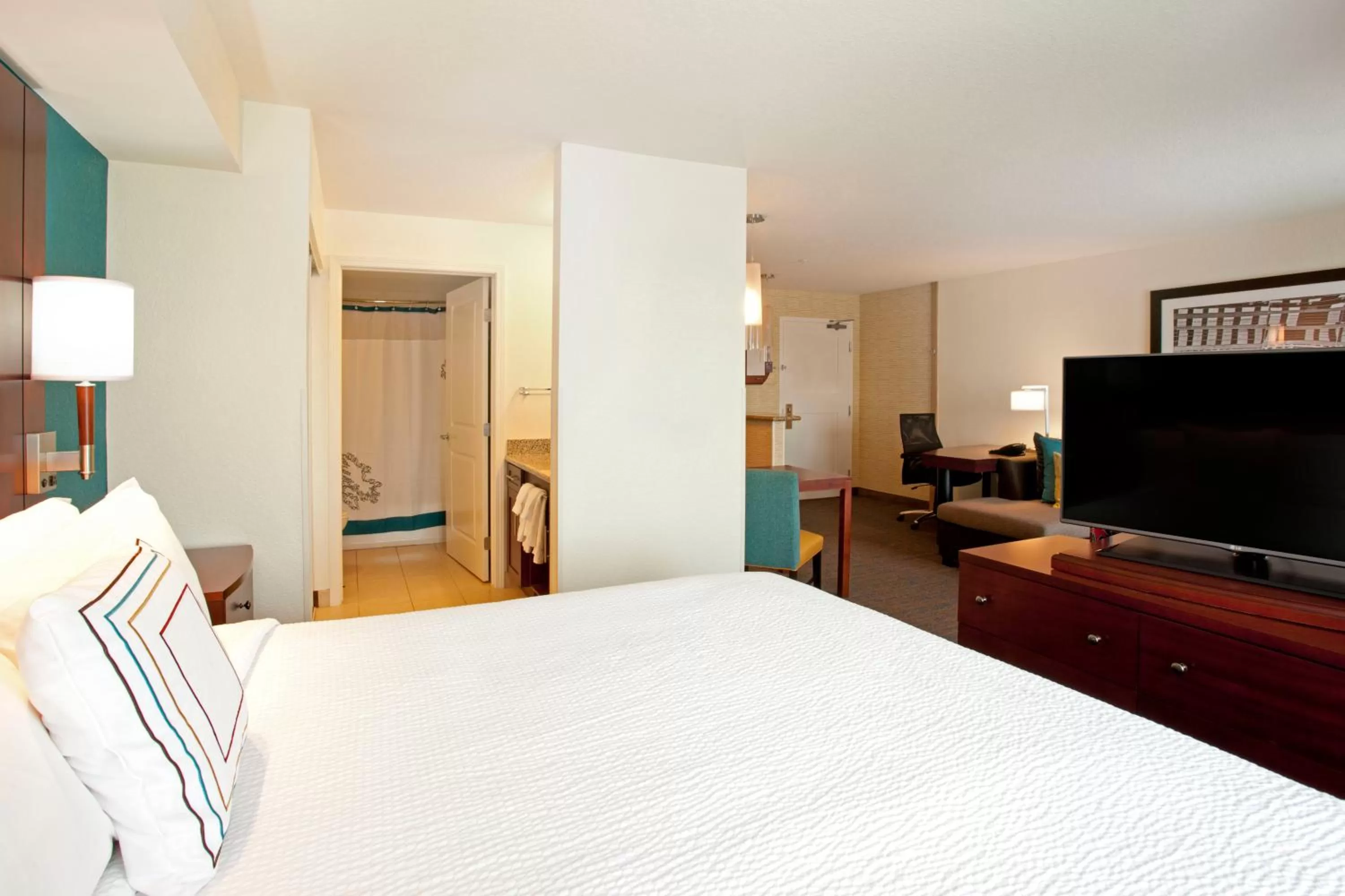Photo of the whole room, Bed in Residence Inn by Marriott Portland Airport at Cascade Station