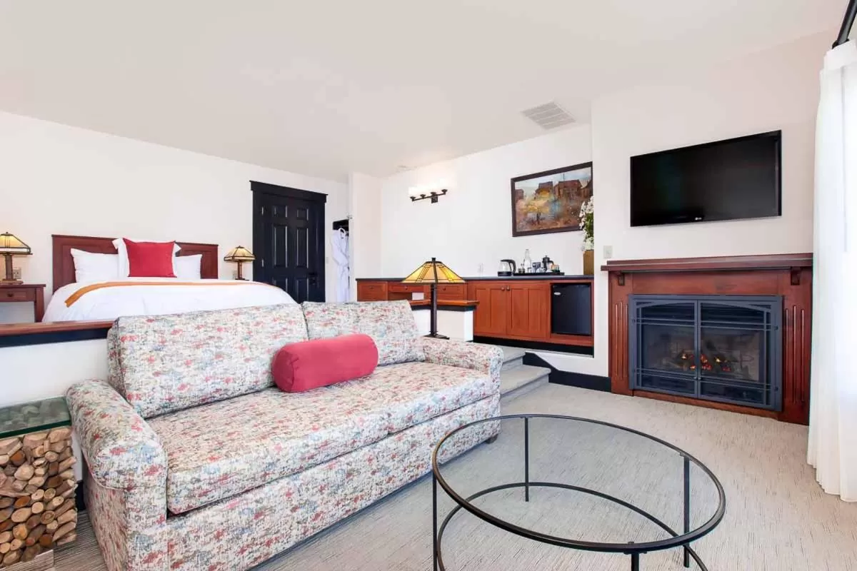 TV and multimedia in Noyo Harbor Inn