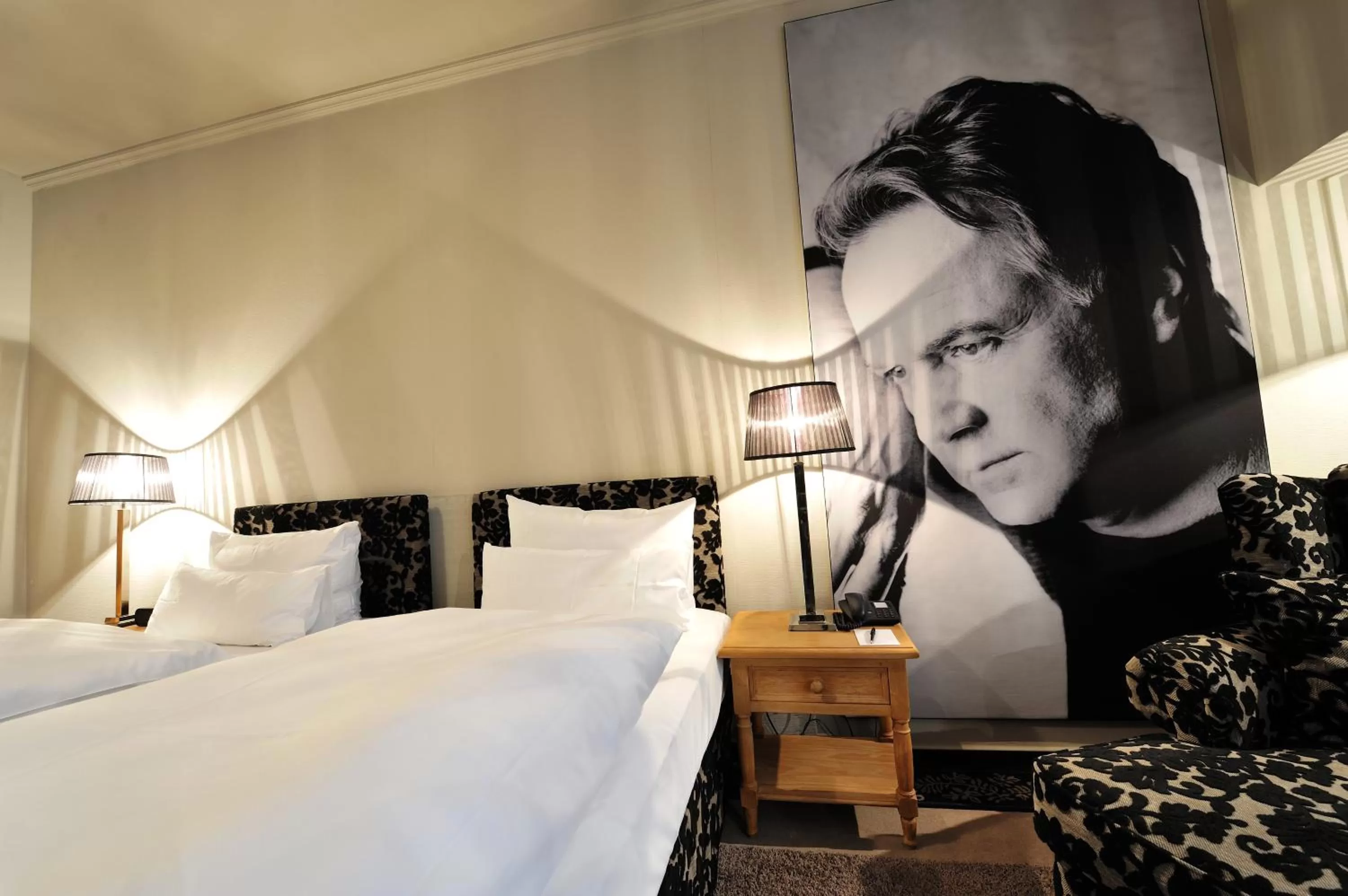 Photo of the whole room, Bed in Stage47