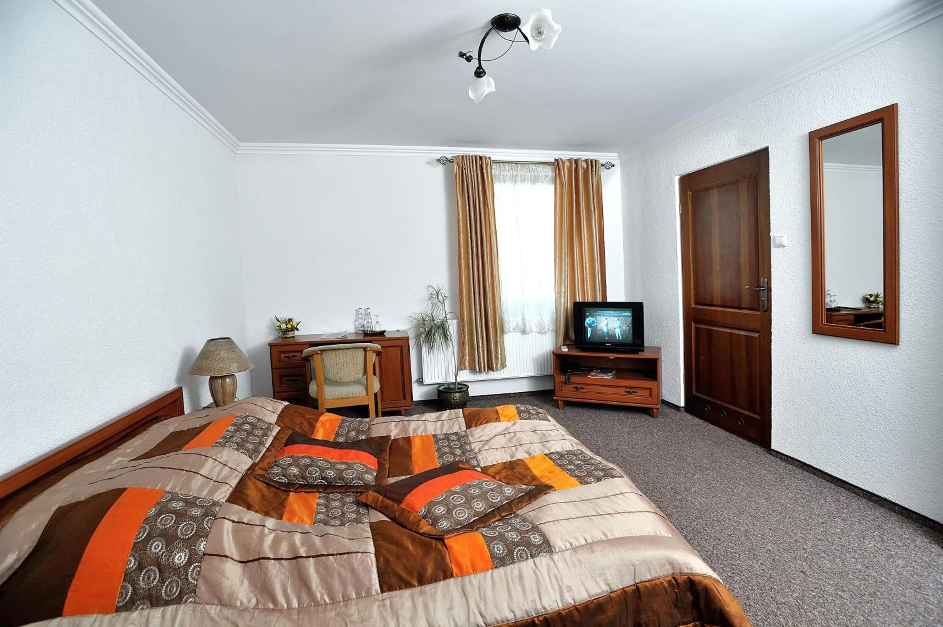 TV/Entertainment Center in Hotel Restauracja Twist