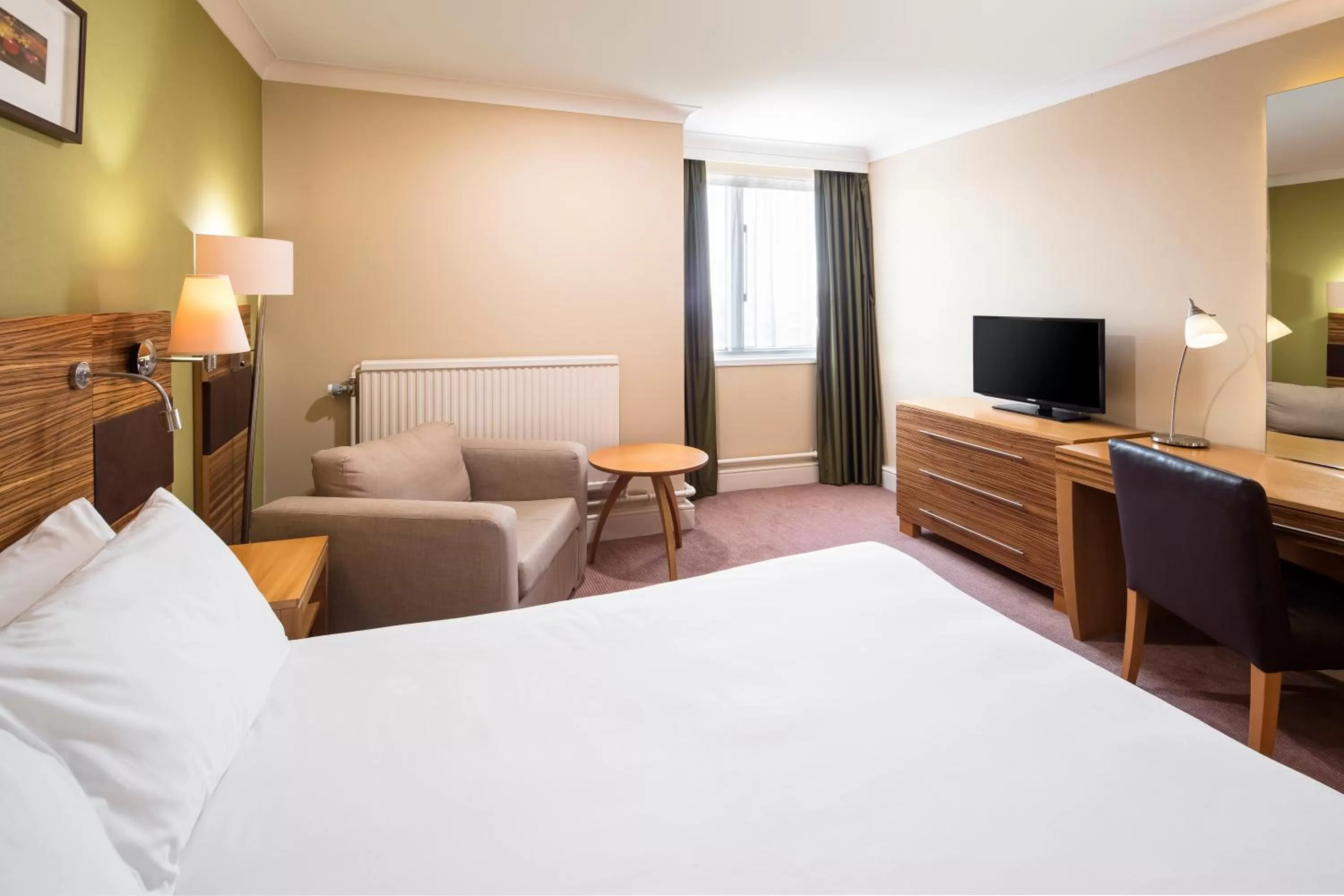 TV and multimedia, Bed in Crowne Plaza Chester by IHG