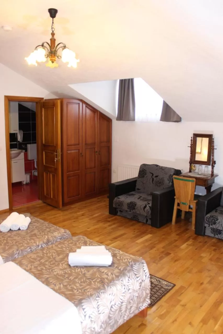 Photo of the whole room, Seating Area in Wellness B&B Winery Sontacchi