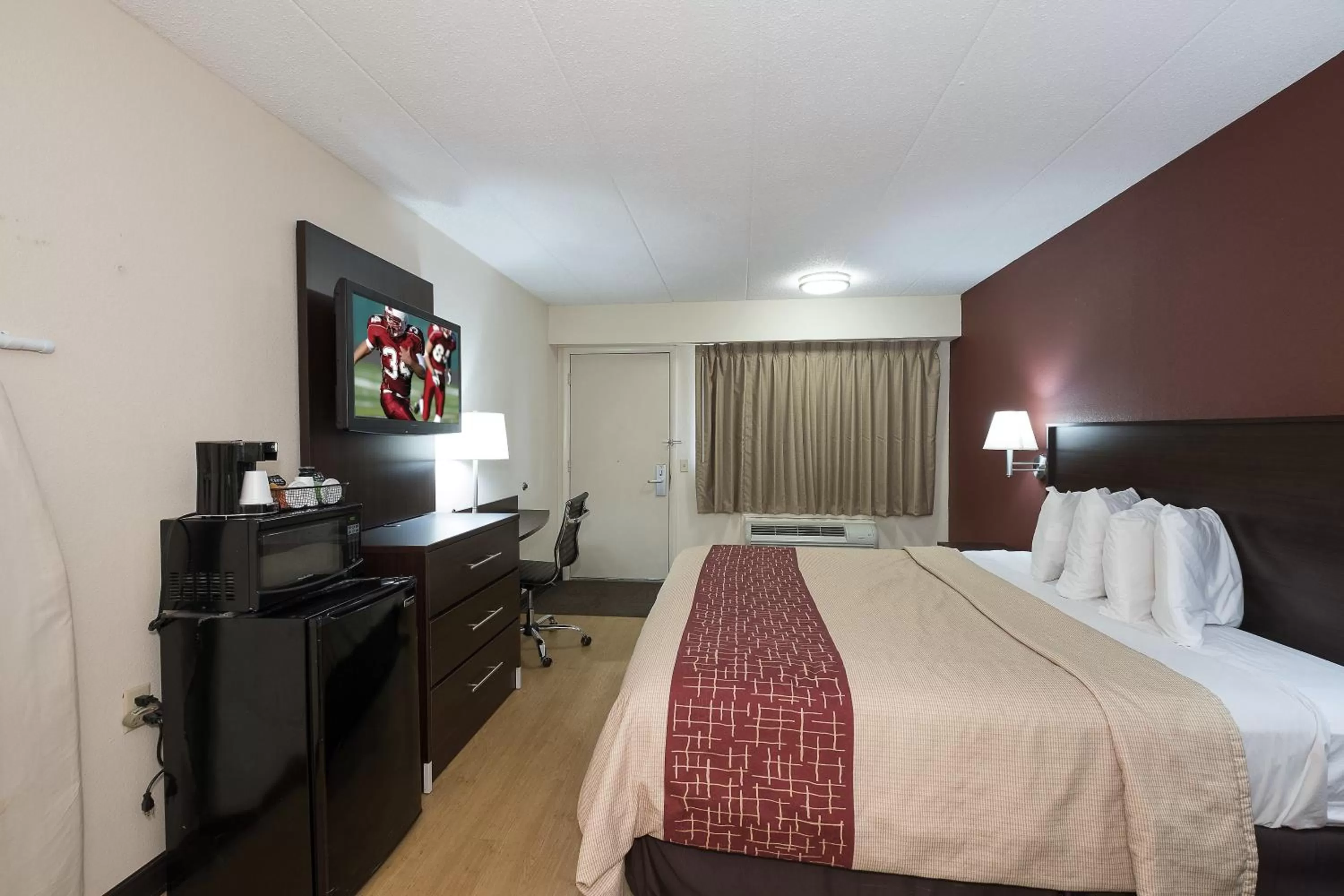 Photo of the whole room, Bed in Red Roof Inn Toledo - Maumee