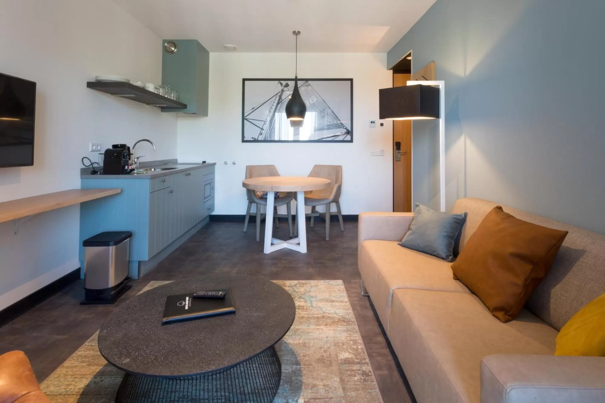 Kitchen or kitchenette, Seating Area in Hotel Kaap West I Kloeg Collection