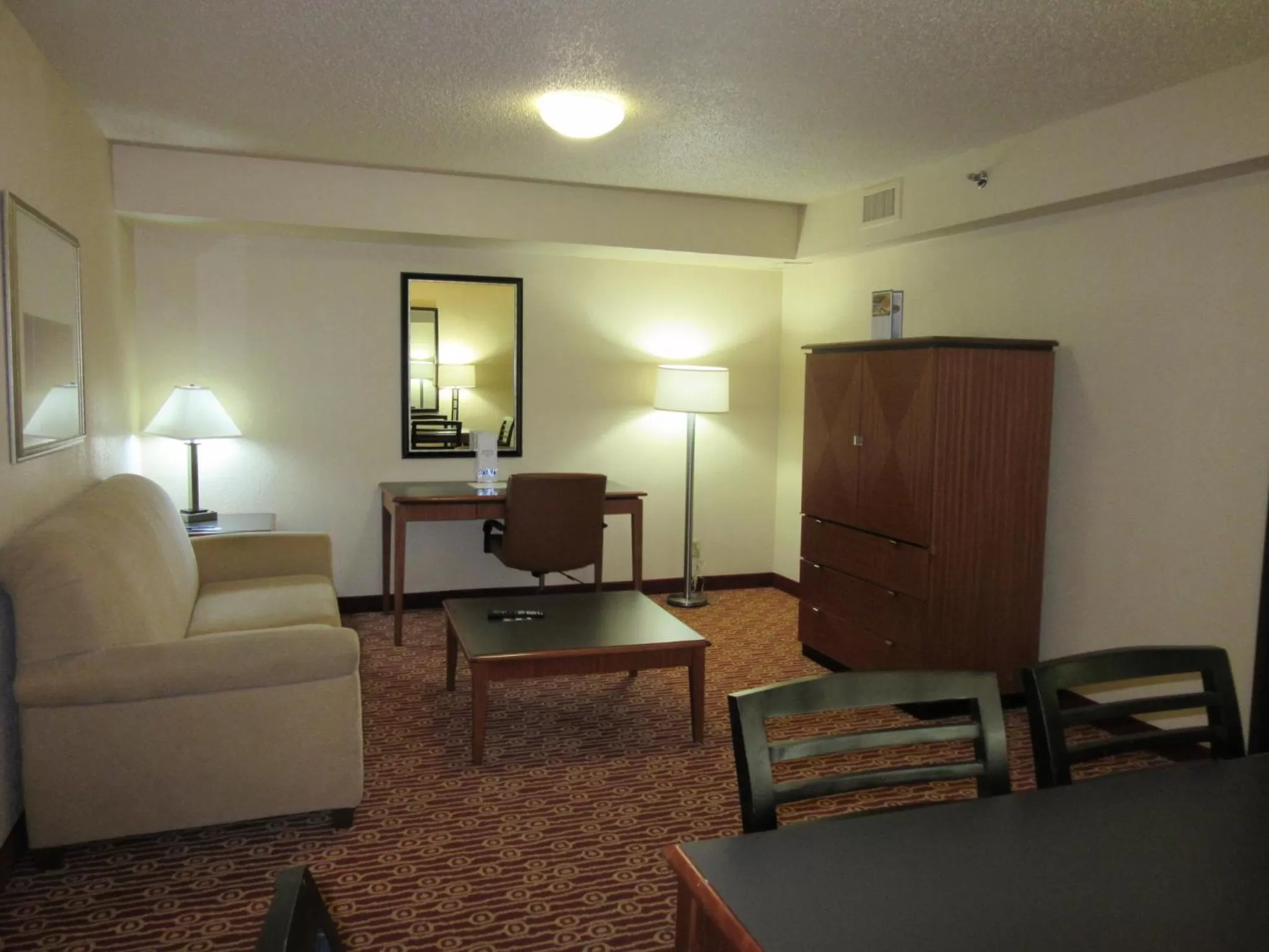 Living room in Atrium Hotel and Suites DFW Airport