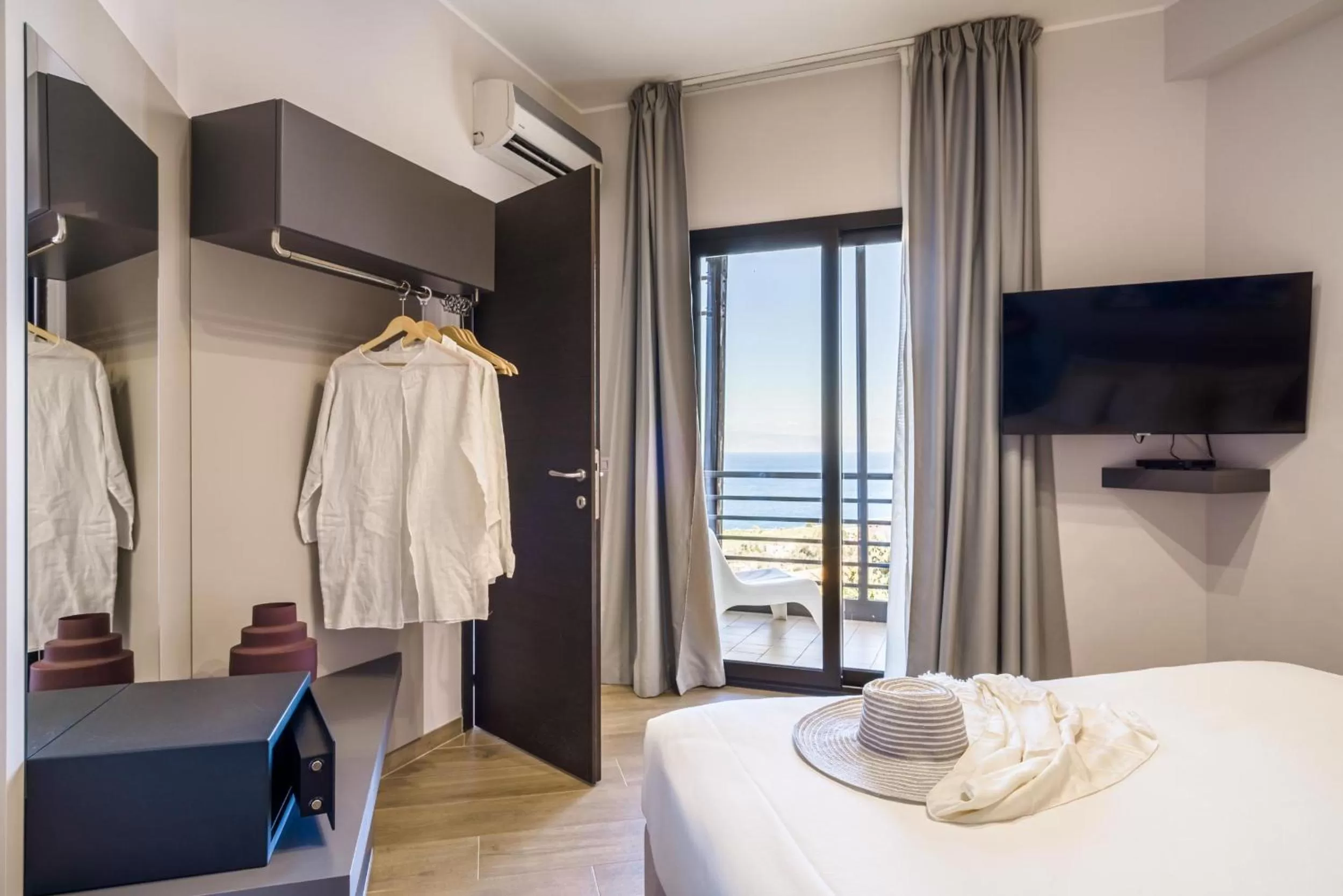 Photo of the whole room, Bed in Taormina Palace Hotel