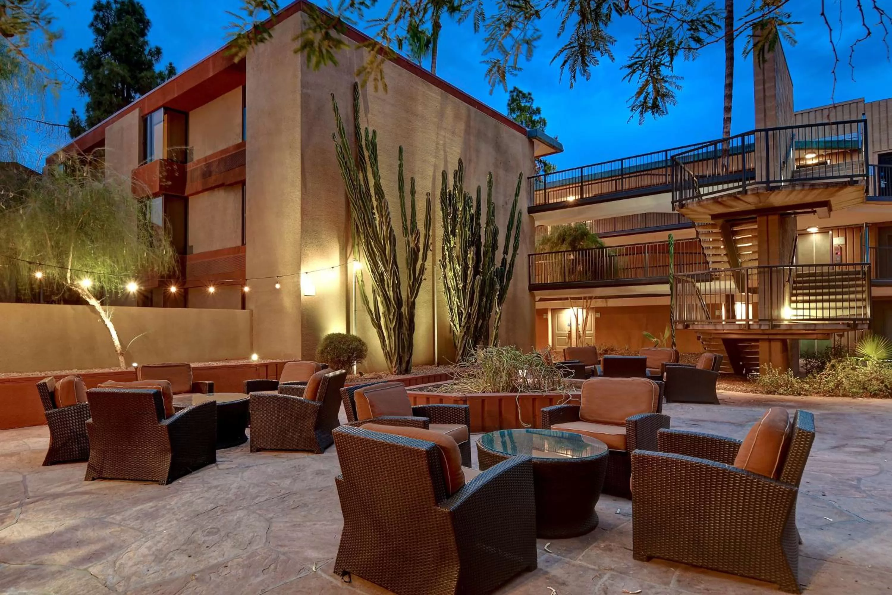 Patio in DoubleTree by Hilton Phoenix- Tempe