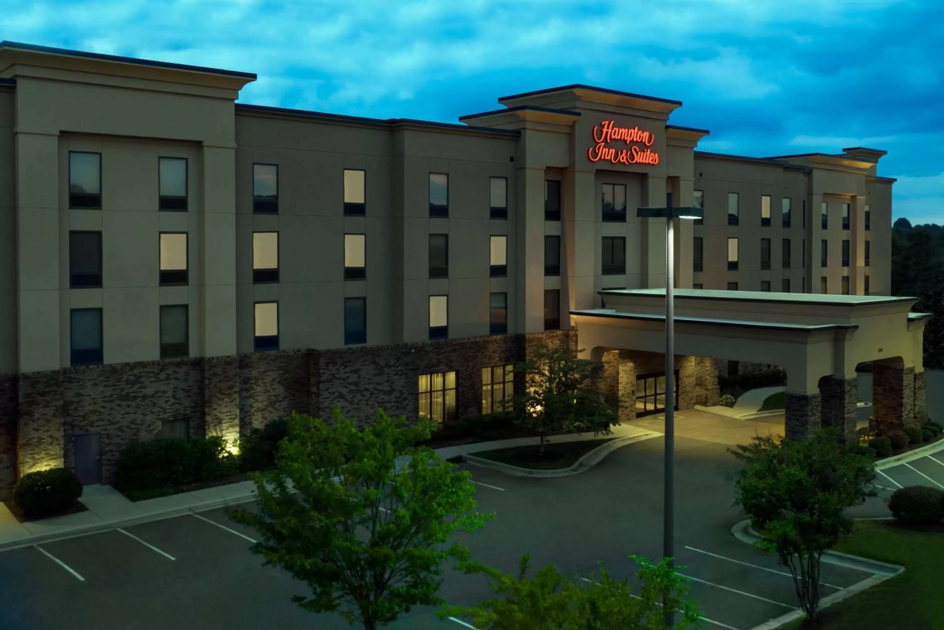 Property building in Hampton Inn & Suites Winston-Salem/University Area