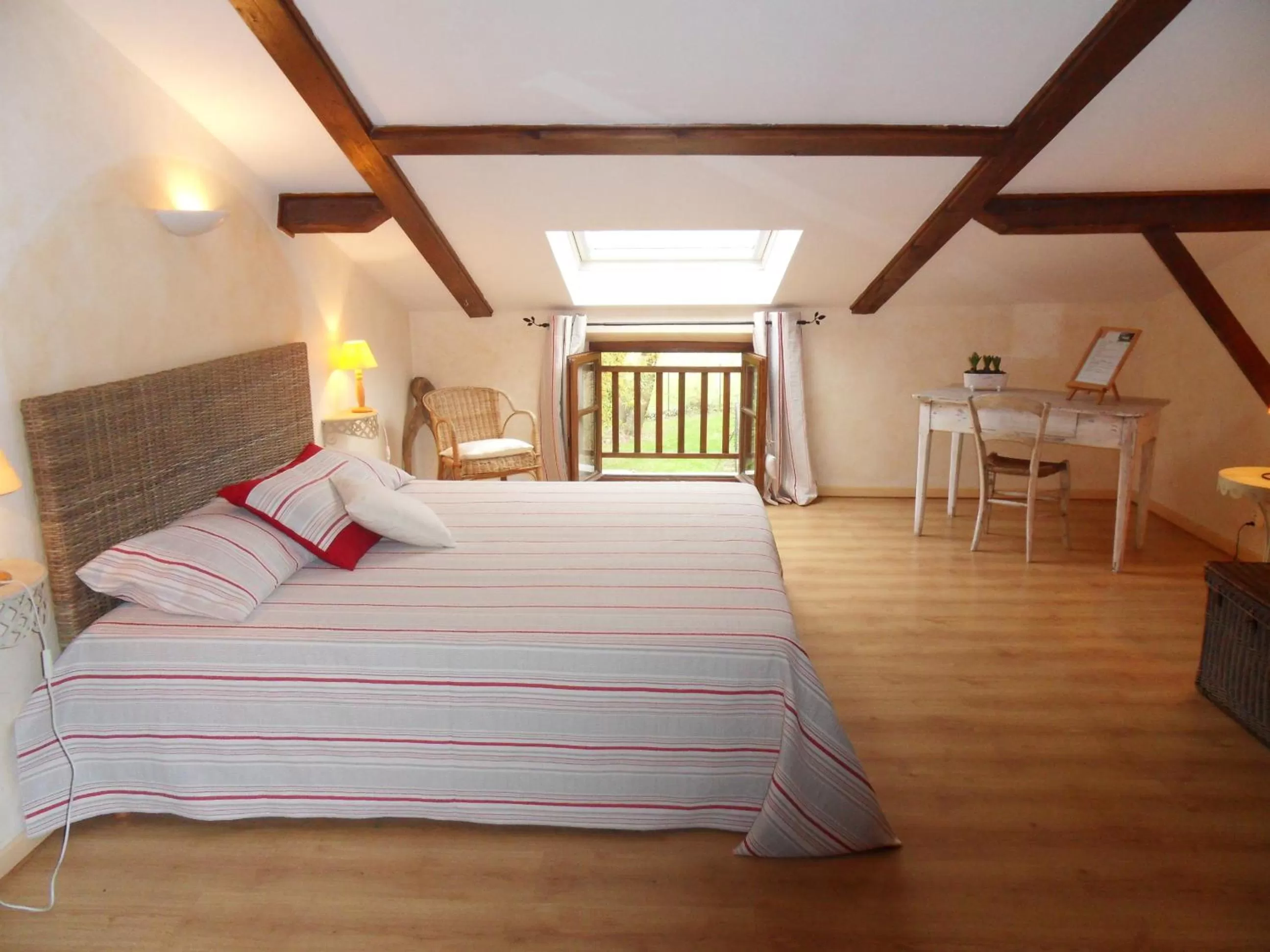 Photo of the whole room, Bed in L'Estapade des Tourelons