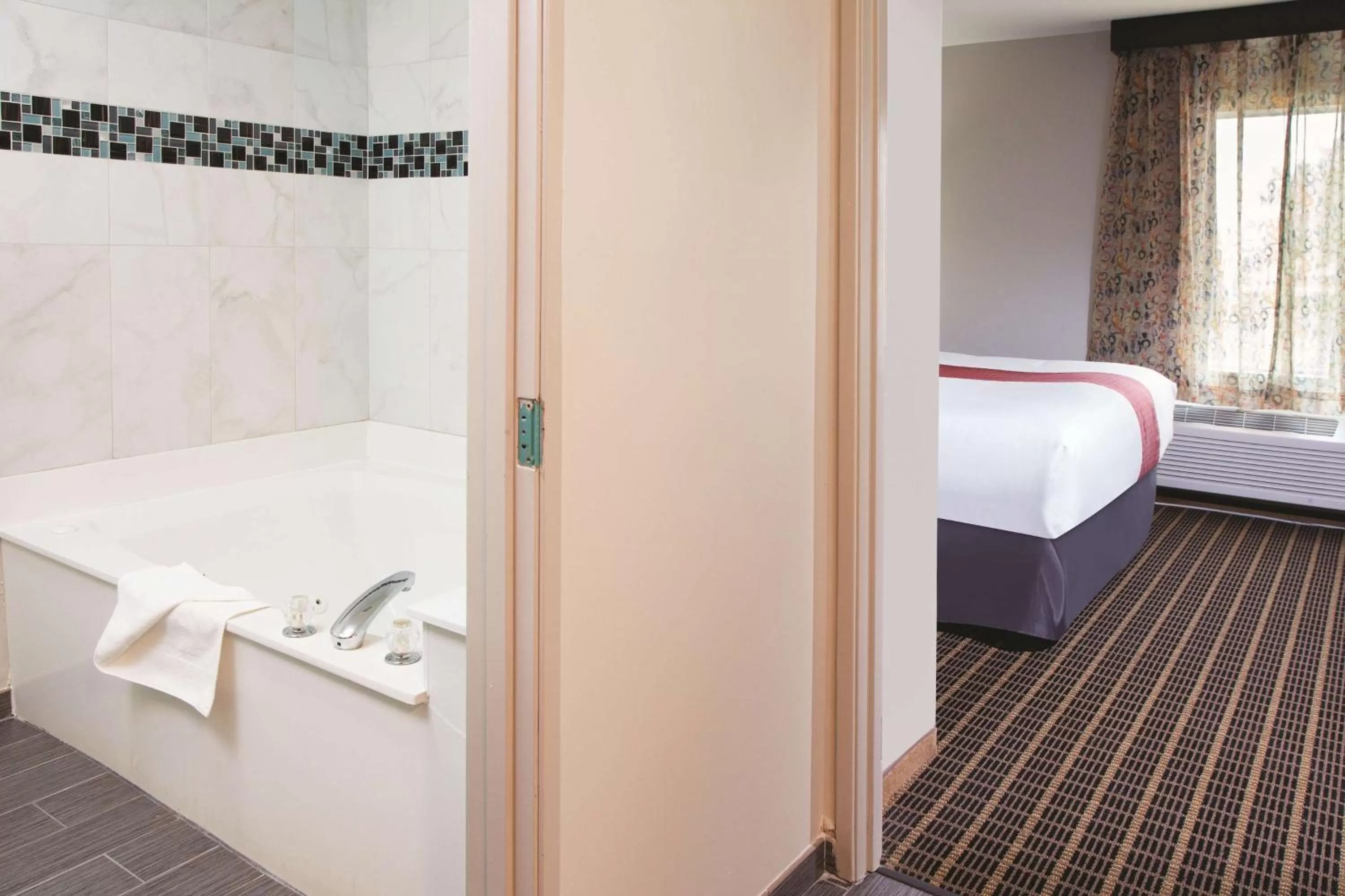 Photo of the whole room, Bed in La Quinta by Wyndham Rockford