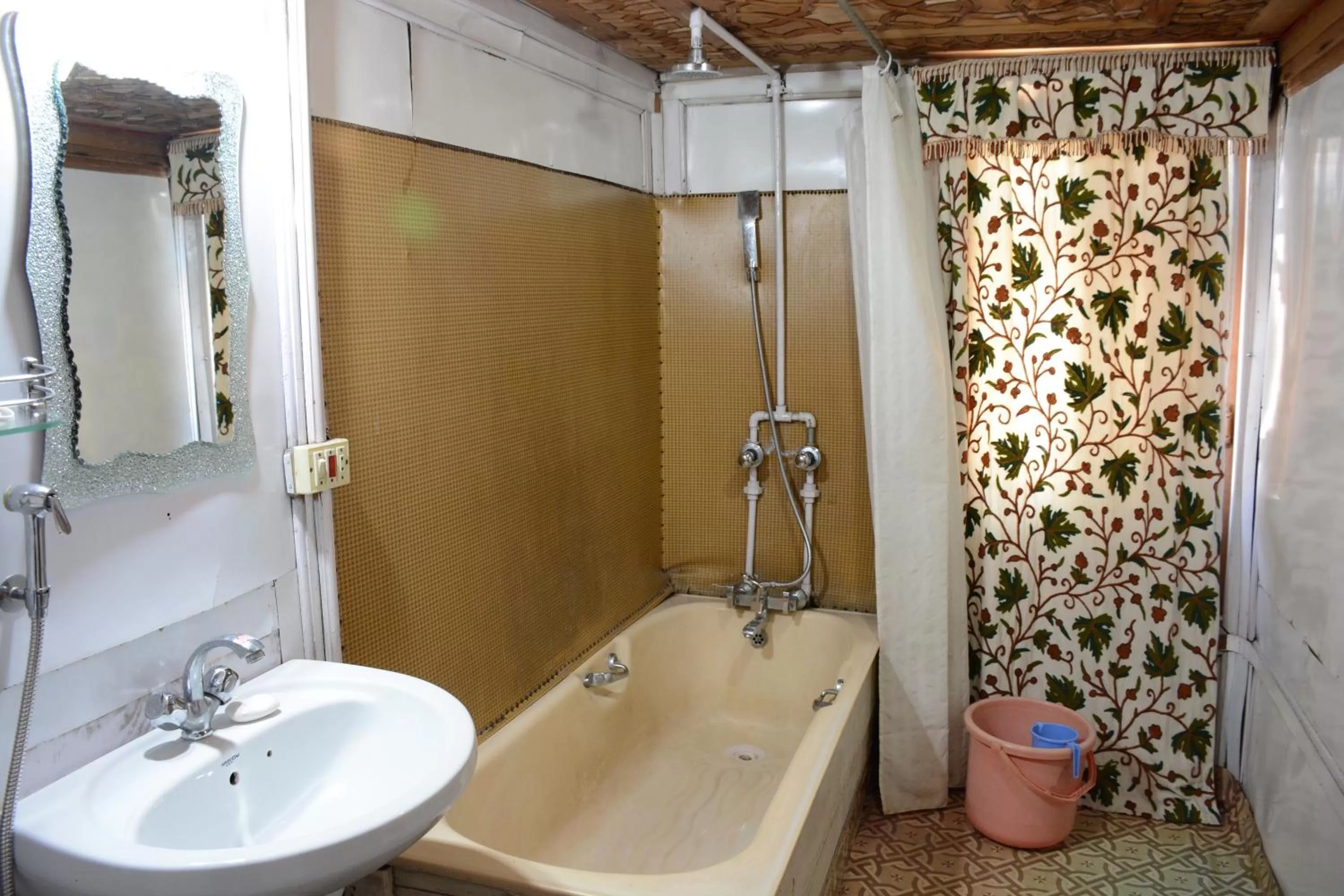 Shower in Houseboat Zaindari Palace