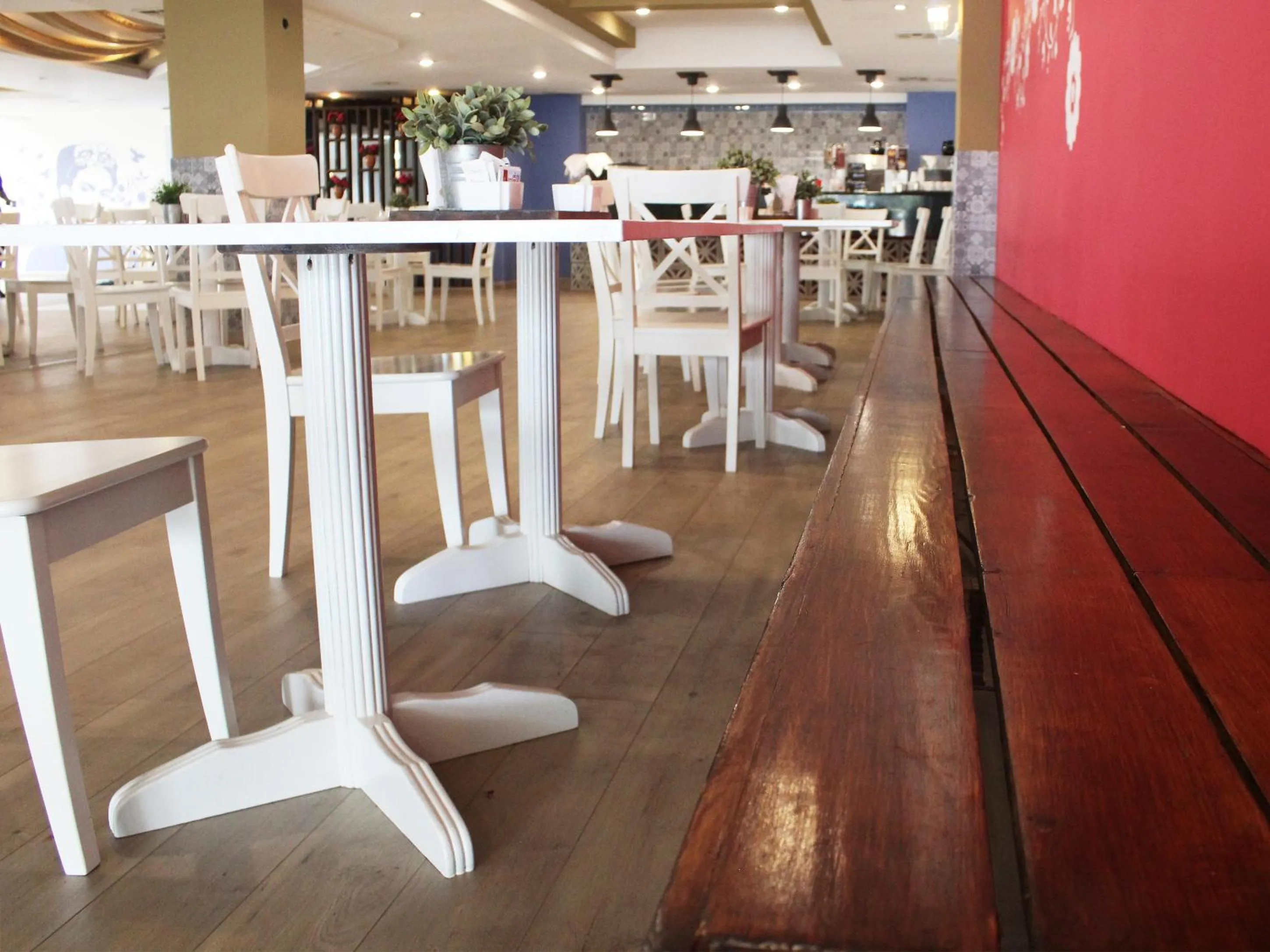 Restaurant/places to eat in Hotel Corona Plaza