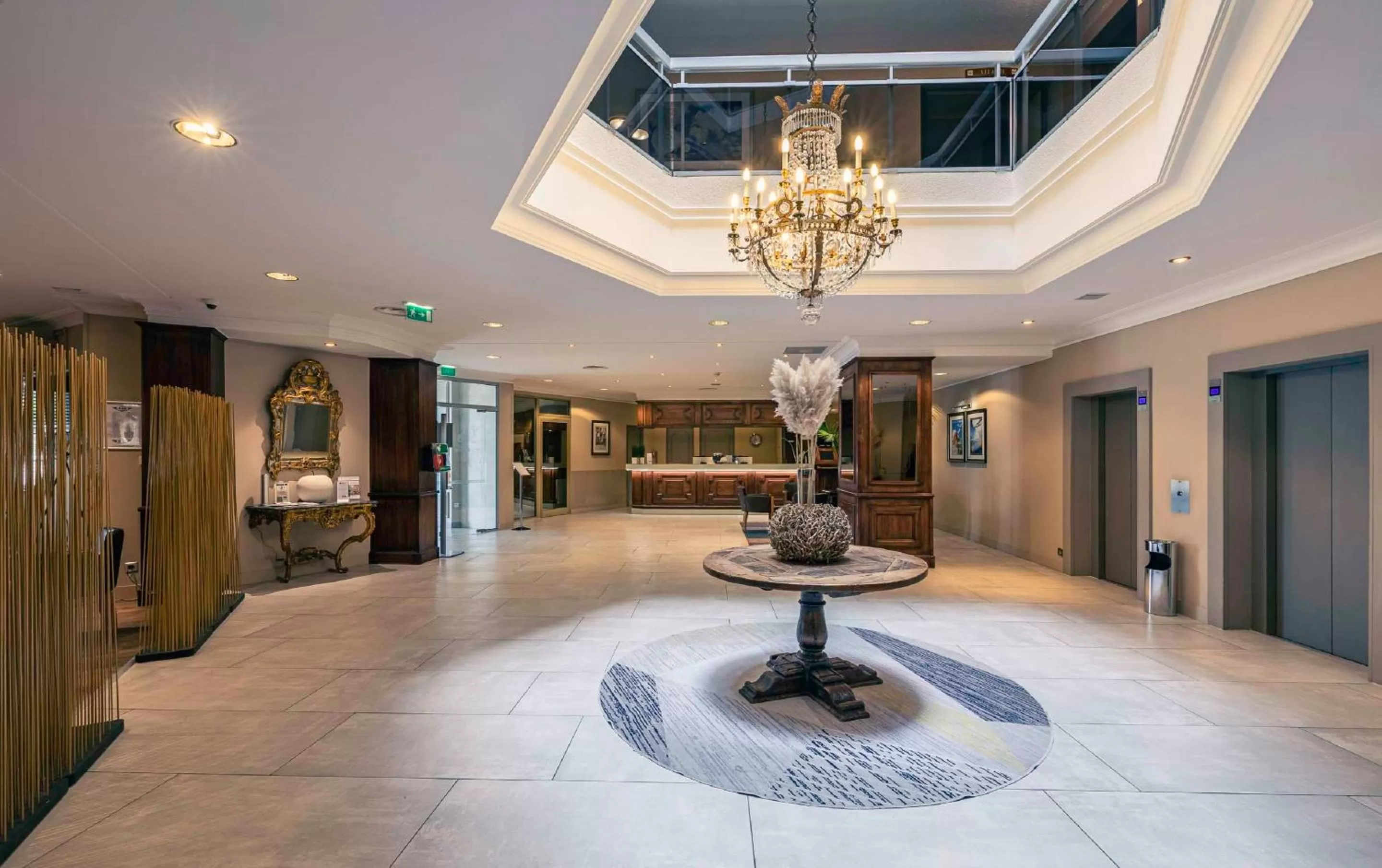 Lobby or reception in Best Western Marseille Aeroport