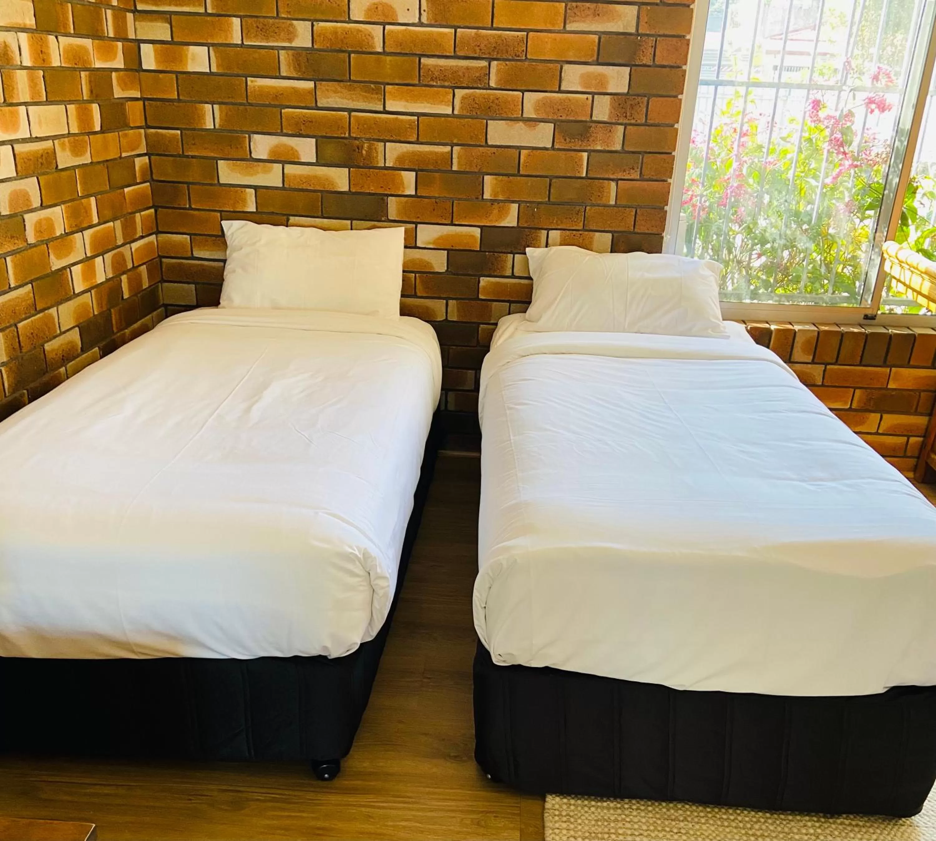 Bed in Ettalong Beach motel