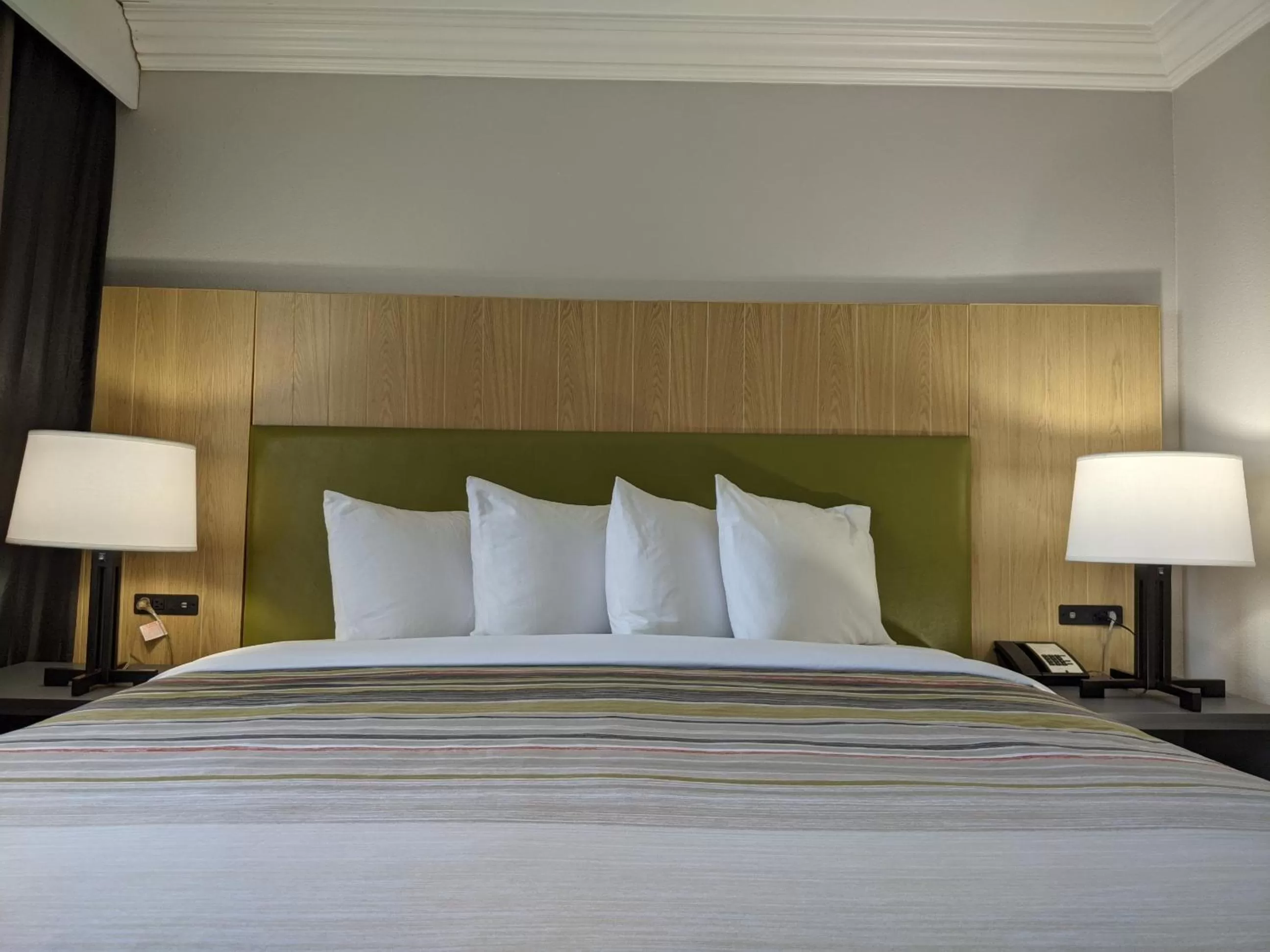 Bed in Country Inn & Suites by Radisson, Nashville, TN