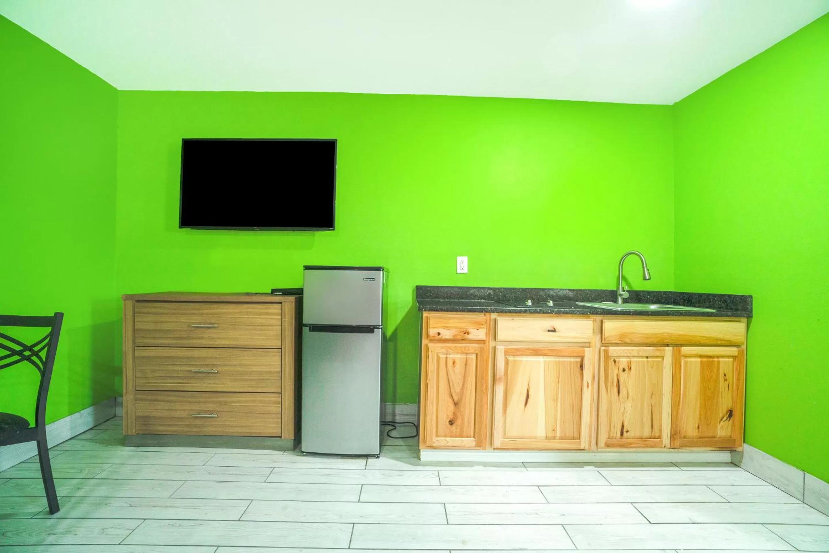 Kitchen or kitchenette in Plaza Motel Corpus Christi by OYO