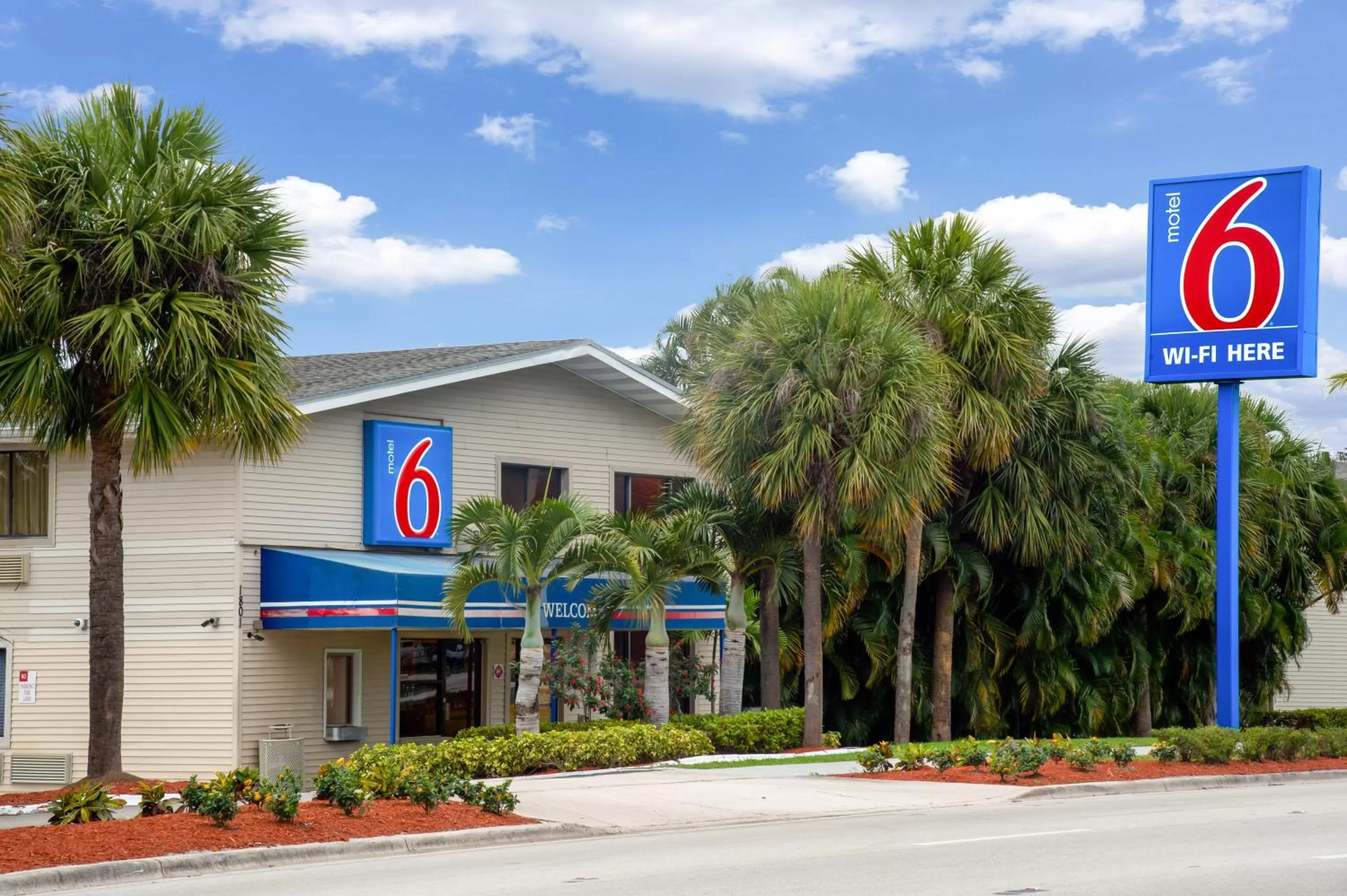 Facade/entrance in Motel 6-Fort Lauderdale, FL