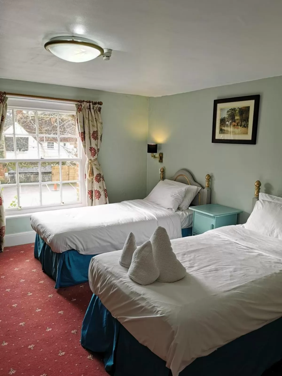 Bedroom, Bed in The Compasses Inn