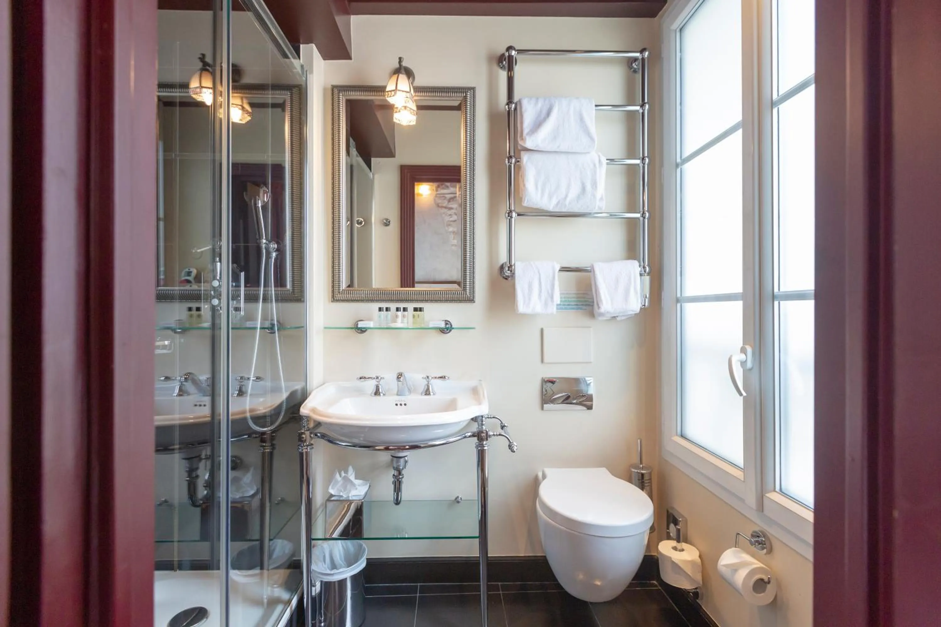 Shower in Hotel Du Beaumont