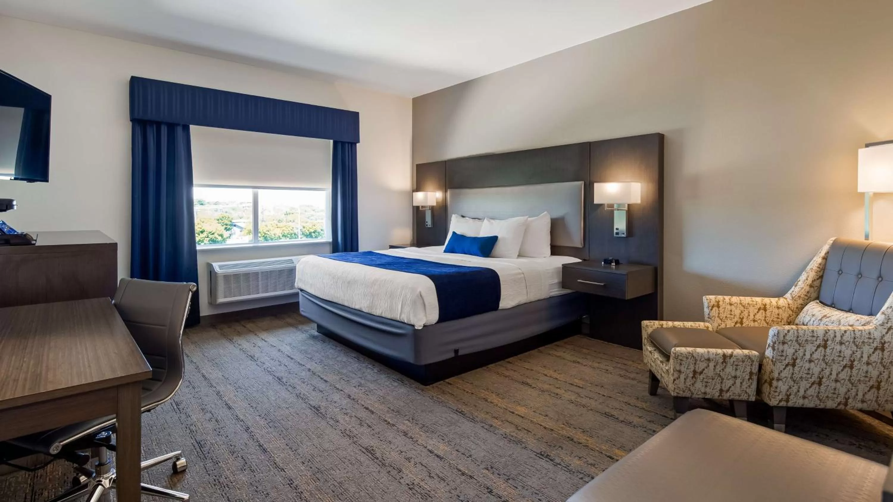 Photo of the whole room, Bed in Best Western Plus Roland Inn & Suites