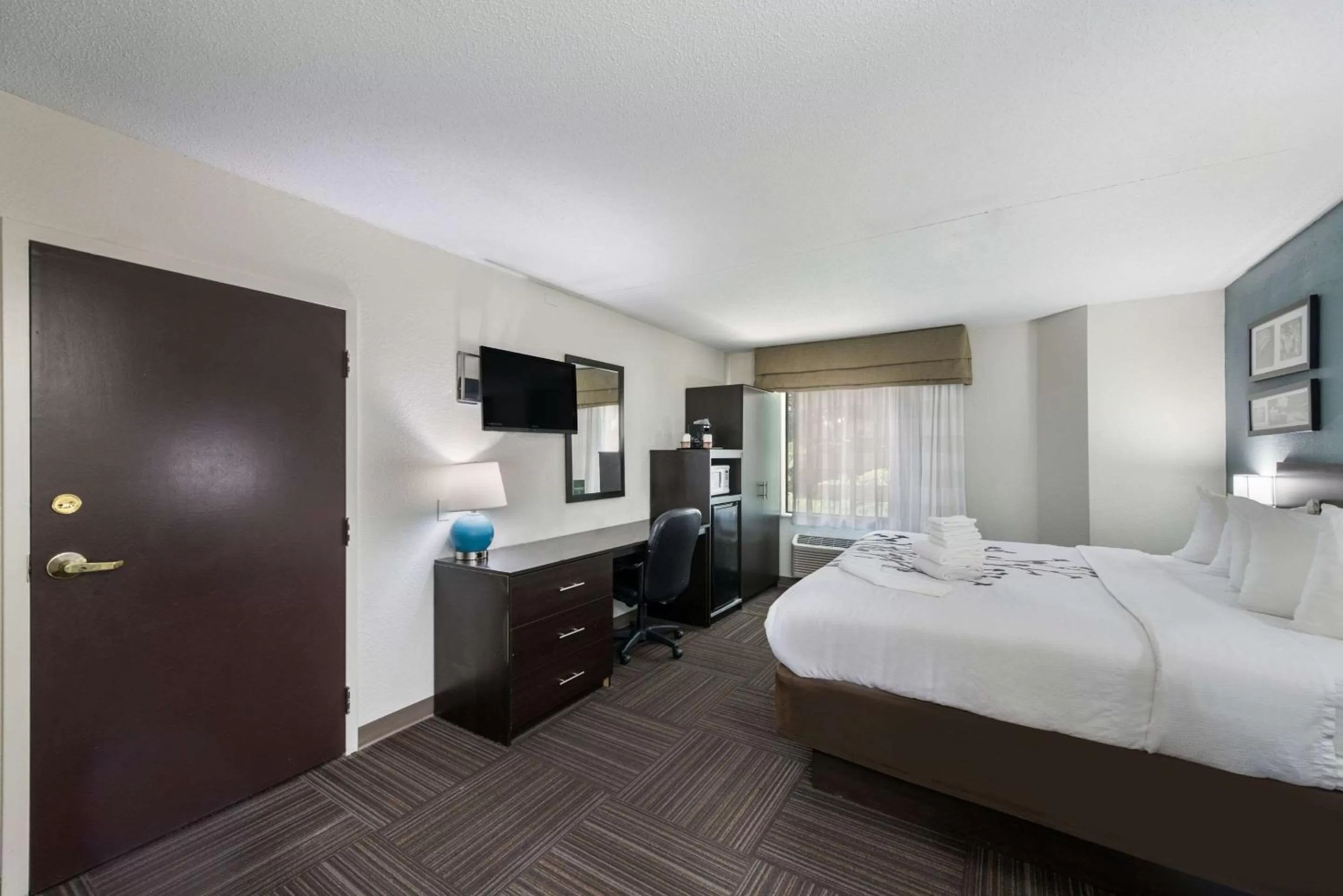 King Suite with Hot Tub & Kitchenette - Non-Smoking in Sleep Inn & Suites Chesapeake - Portsmouth