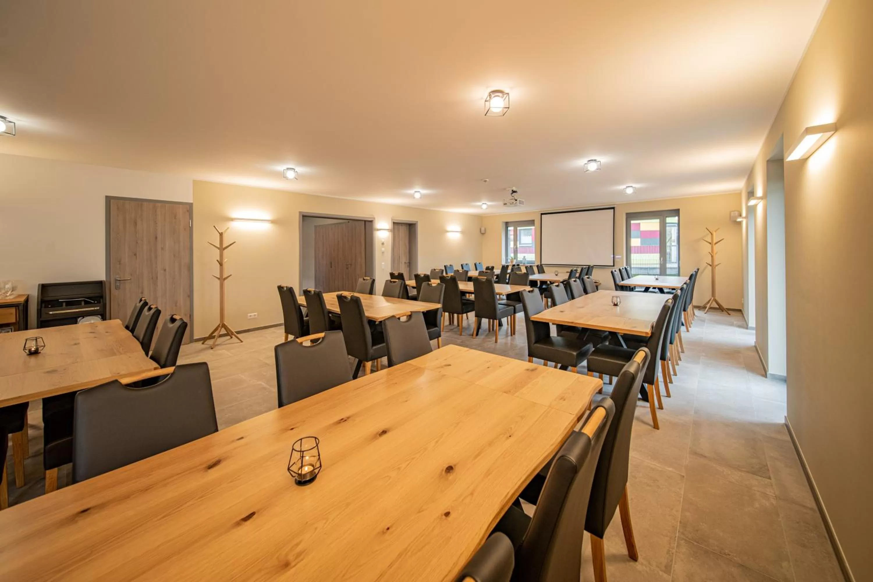 Restaurant/Places to Eat in ELLY Hostel