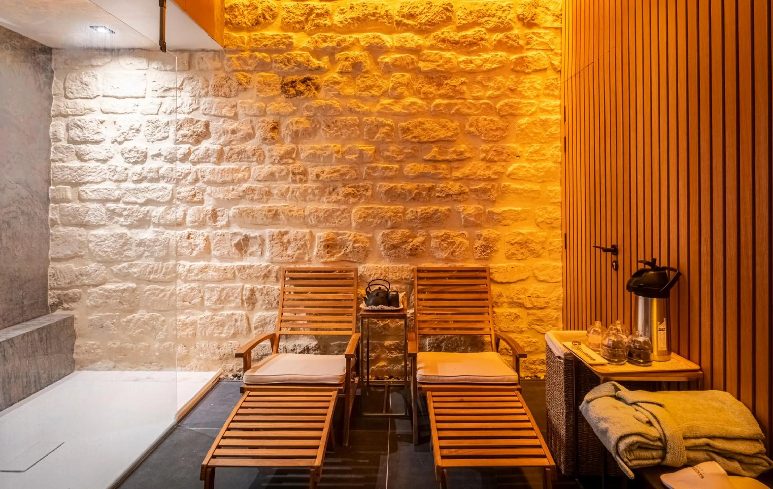 Steam room in Hôtel Veryste & Spa Paris