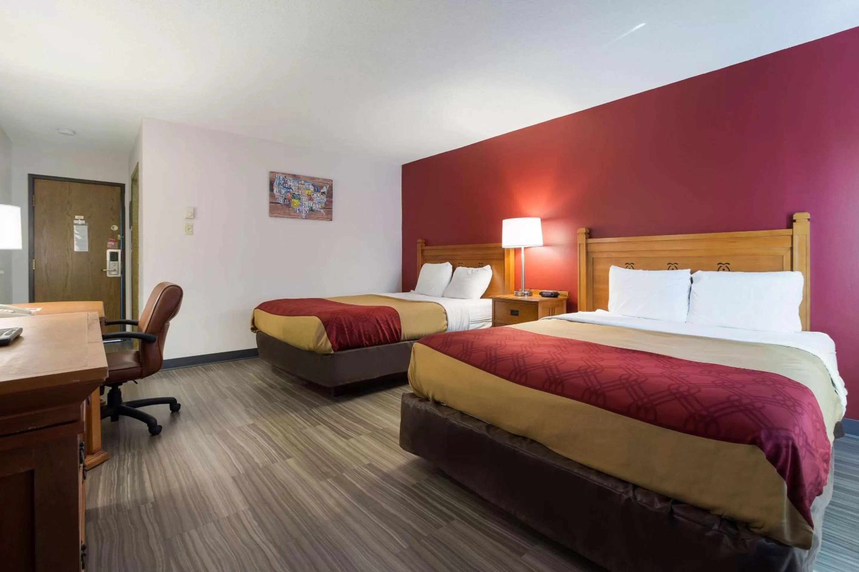 Photo of the whole room, Bed in Econo Lodge Inn & Suites Escanaba North