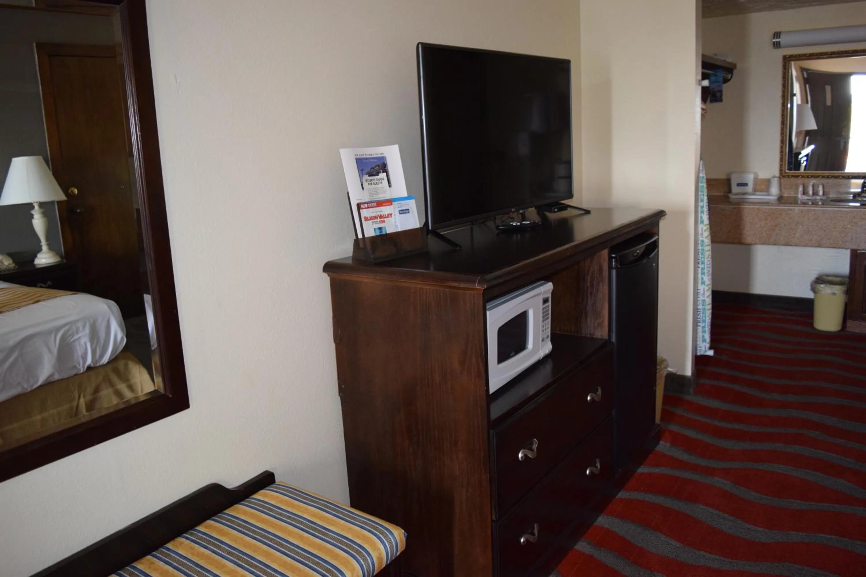 TV and multimedia, Bed in Travelodge Inn & Suites by Wyndham Norman