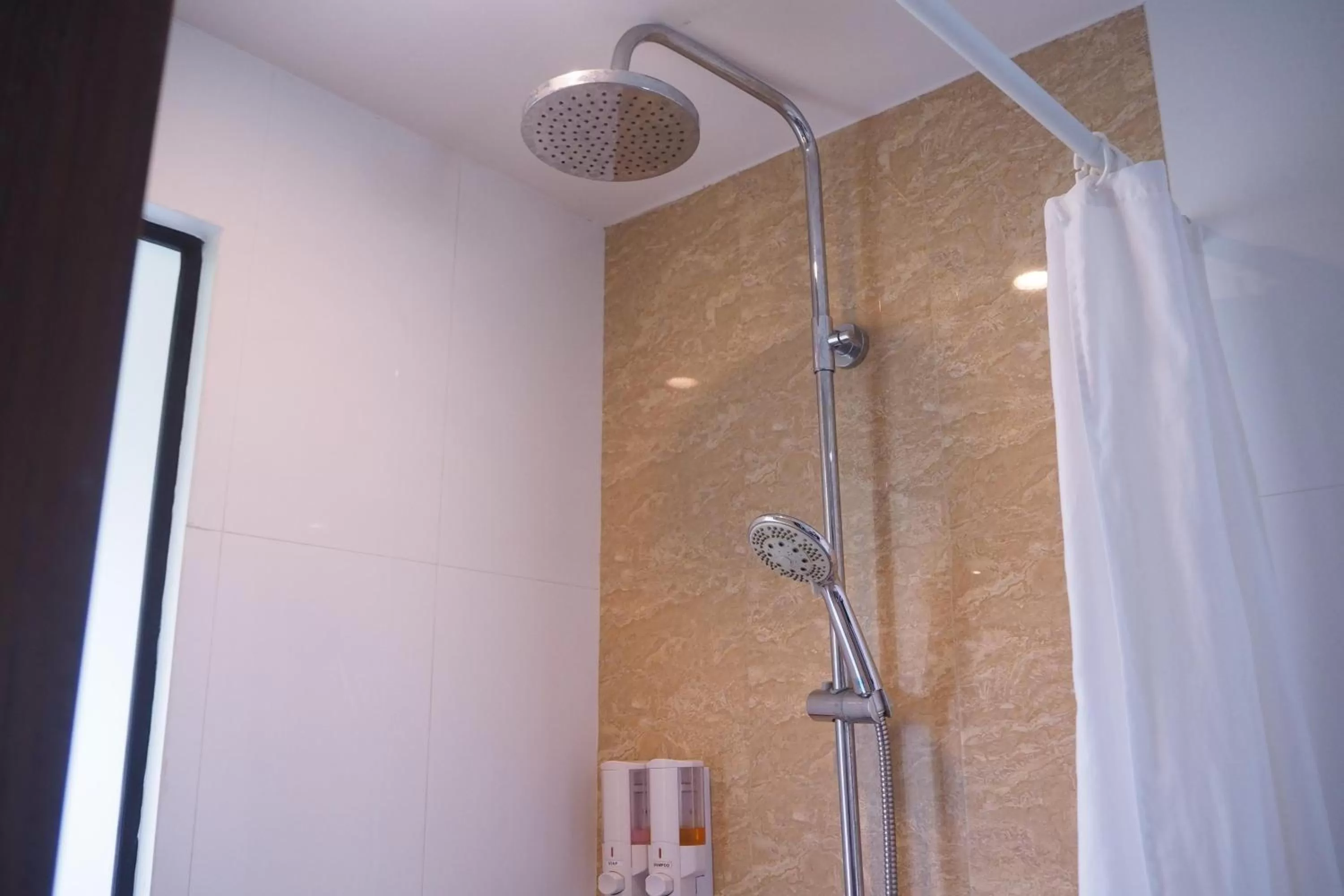 Shower in Rakkawan Residence