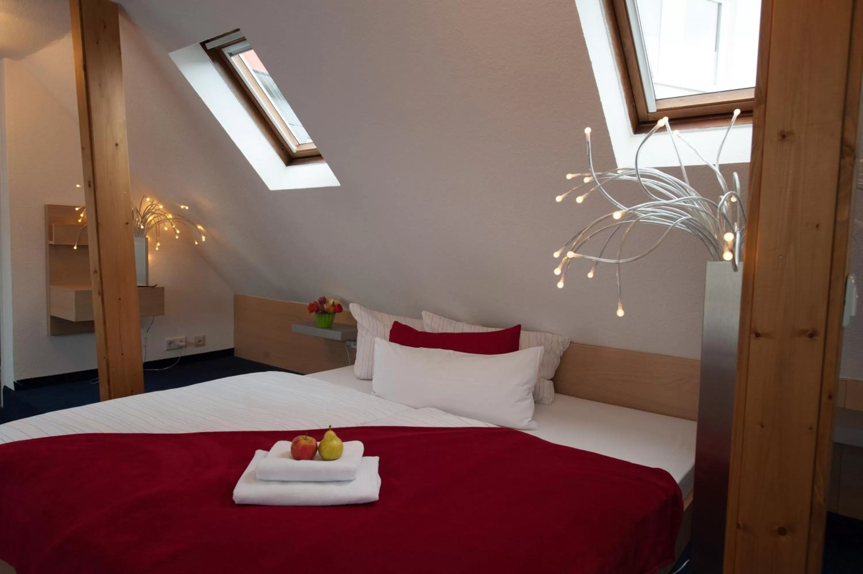 Bedroom, Bed in Hotel König