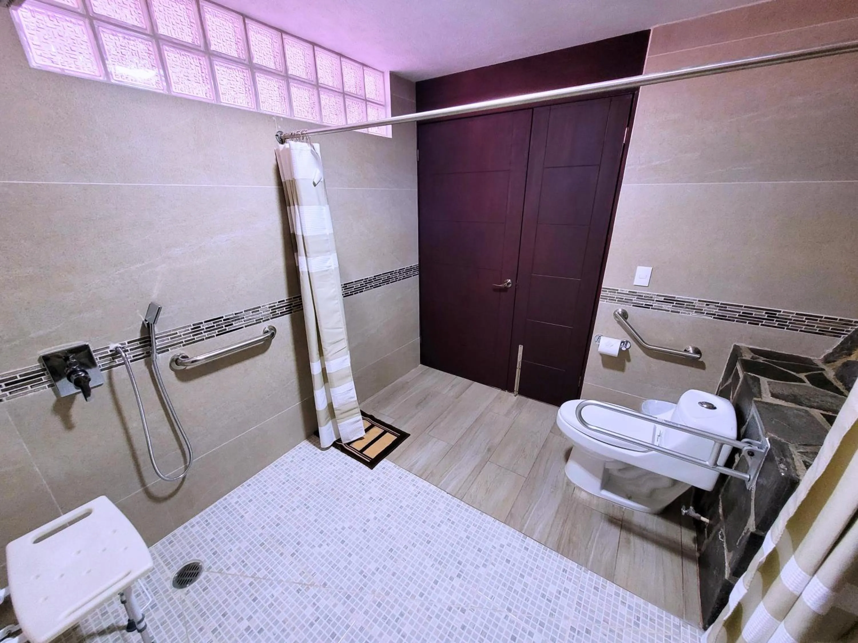 Shower, Bed in Hotel Tierras Blancas