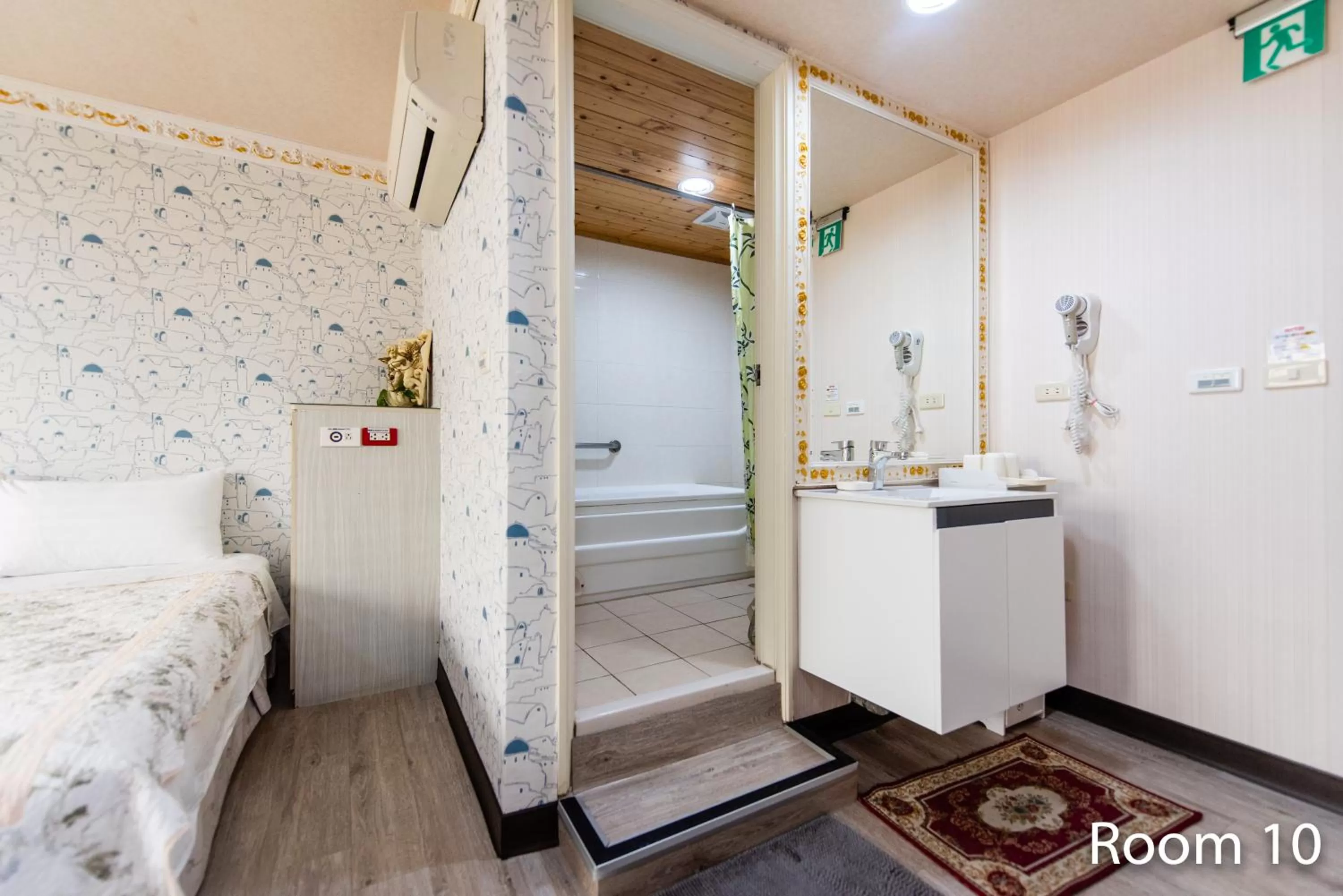 Bathroom, Bed in Gwawa Hotel