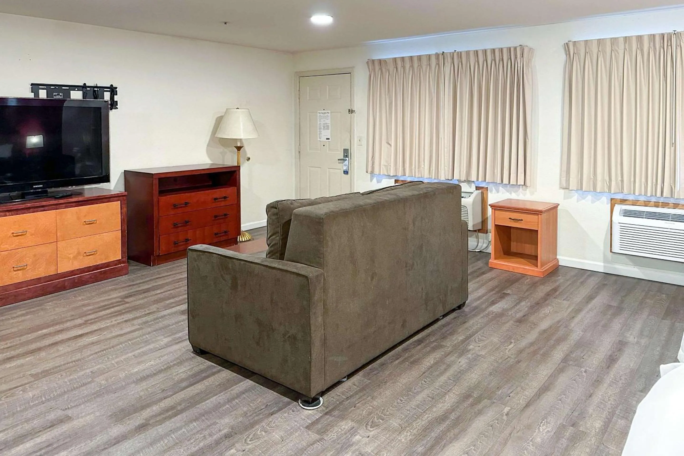 Bedroom in Econo Lodge Edmonds North Seattle