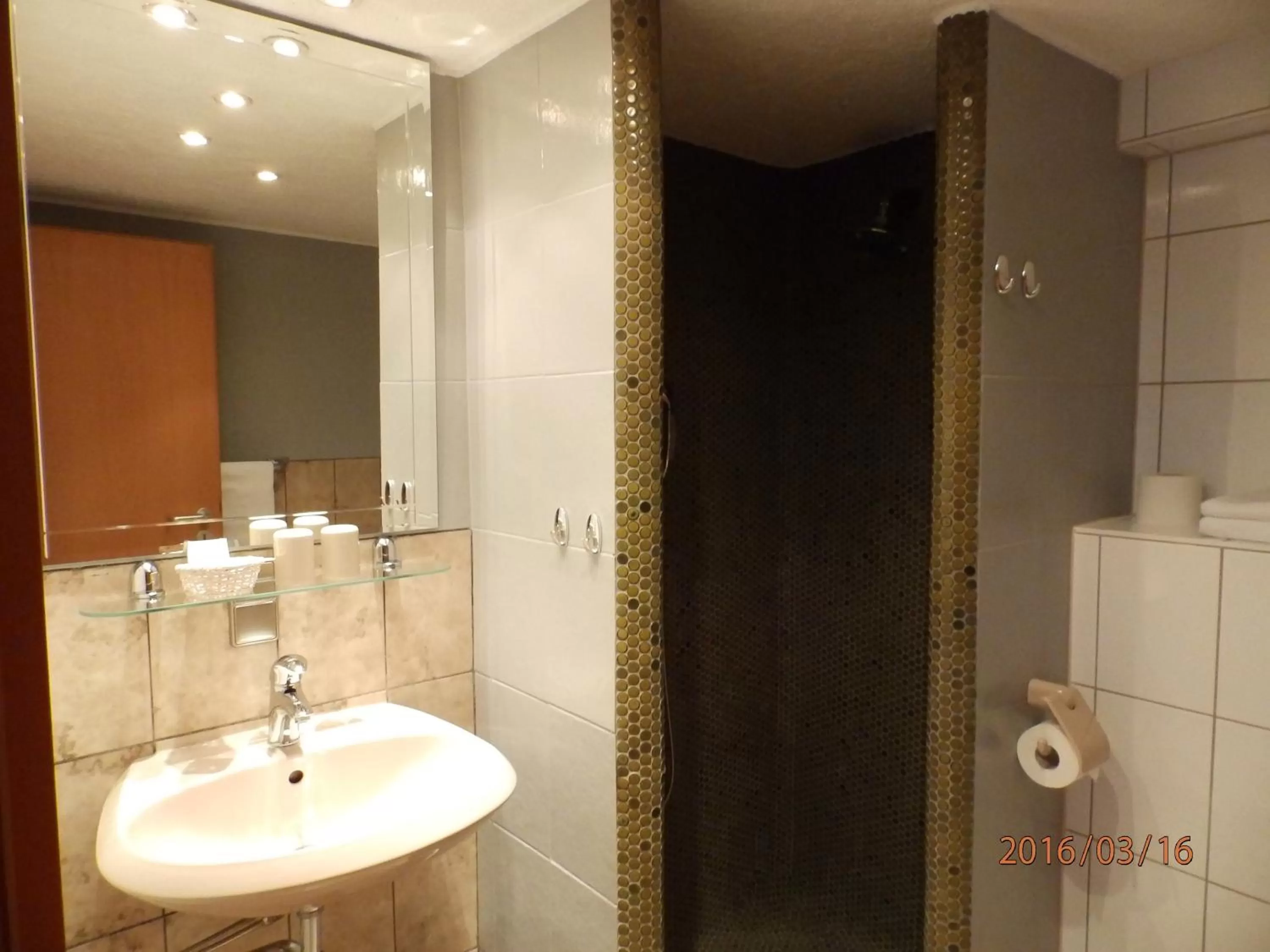 Bathroom in H41 Inn Hotel Garni Freiburg