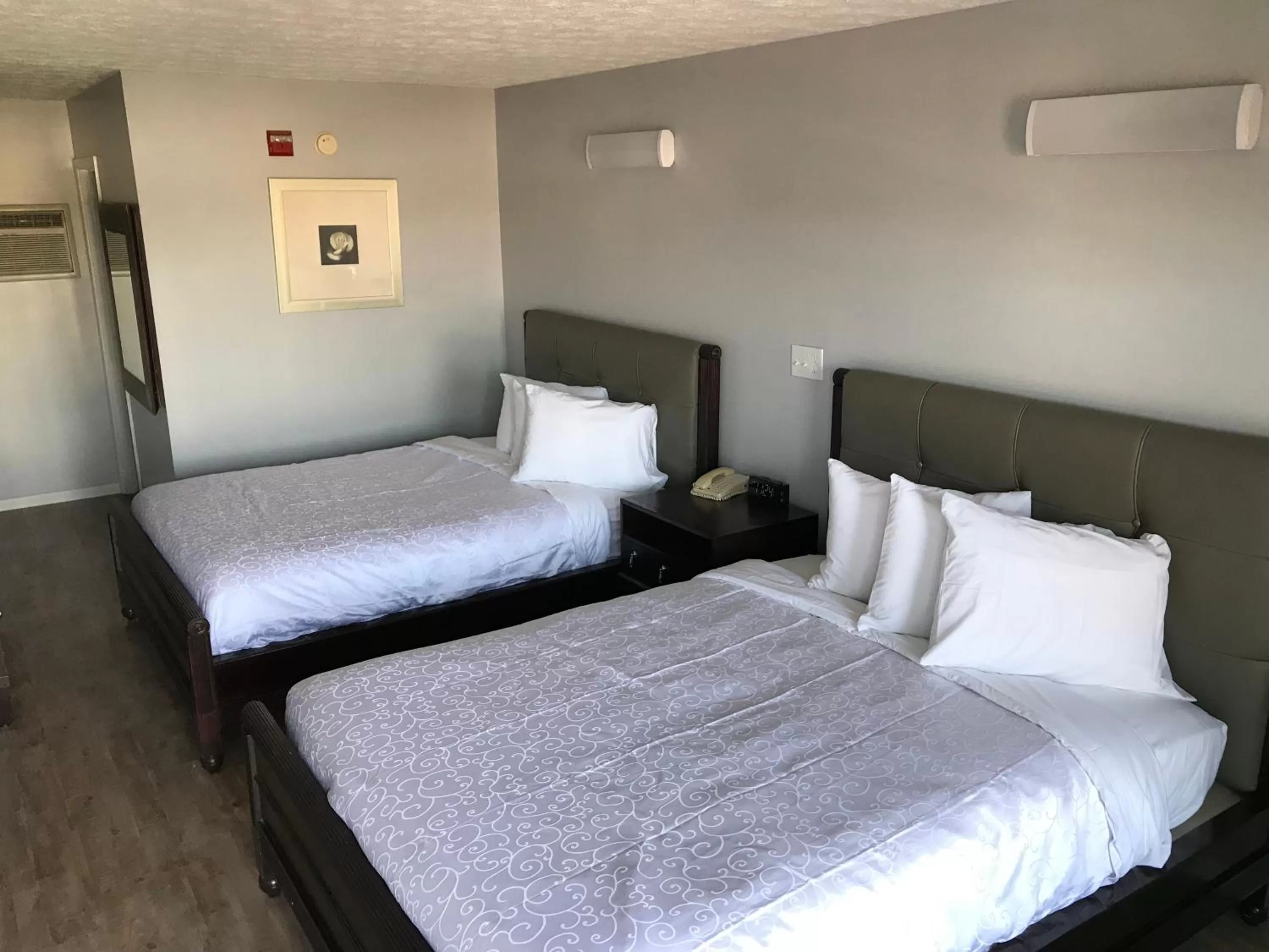 Bed in Apple Valley Inn Pigeon Forge