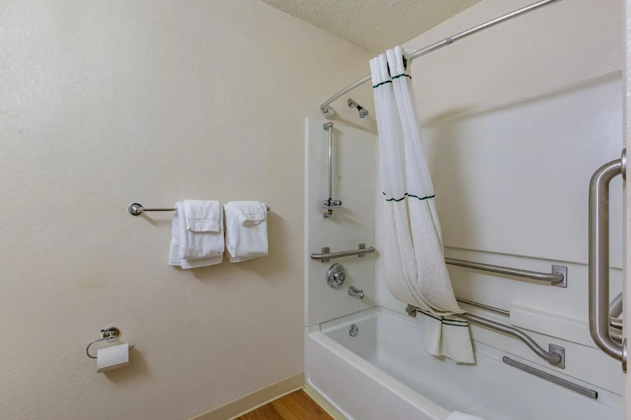 Studio Queen Room Disability Access Non-Smoking in HomeTowne Studios by Red Roof Gainesville, GA Studio Queen Room Disability Access Non-Smoking in HomeTowne Studios by Red Roof Gainesville, GA