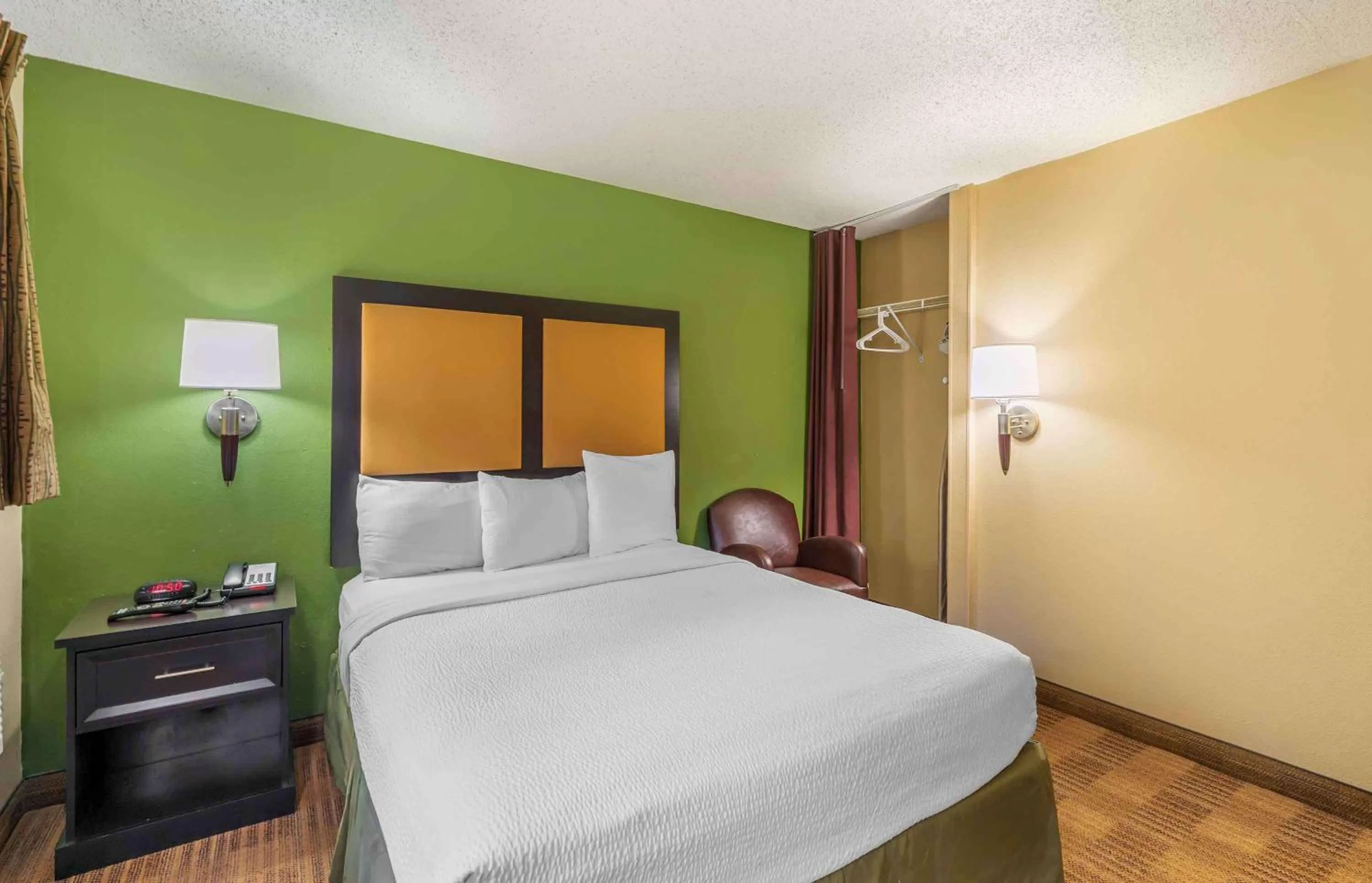 Bedroom, Bed in Extended Stay America Select Suites - Destin - US 98 - Emerald Coast Pkwy