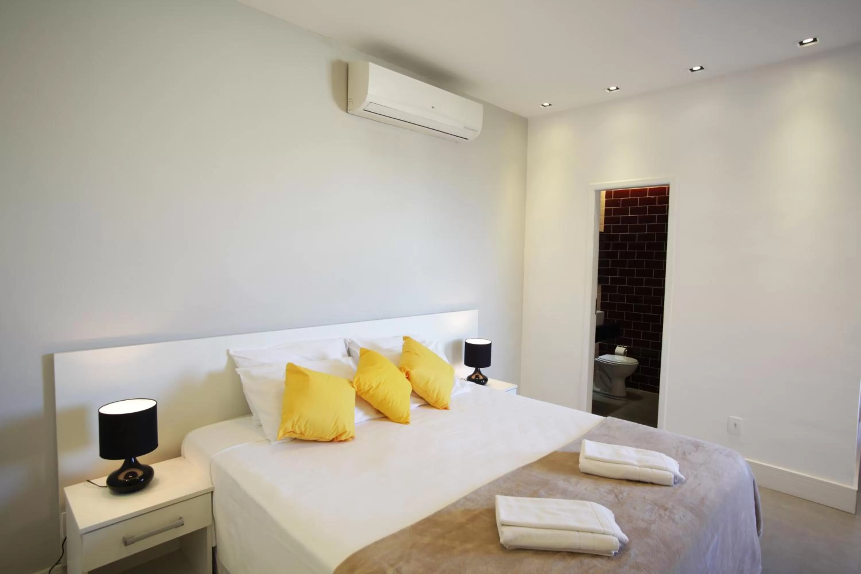 Bathroom, Bed in Sugar Loft Apartments