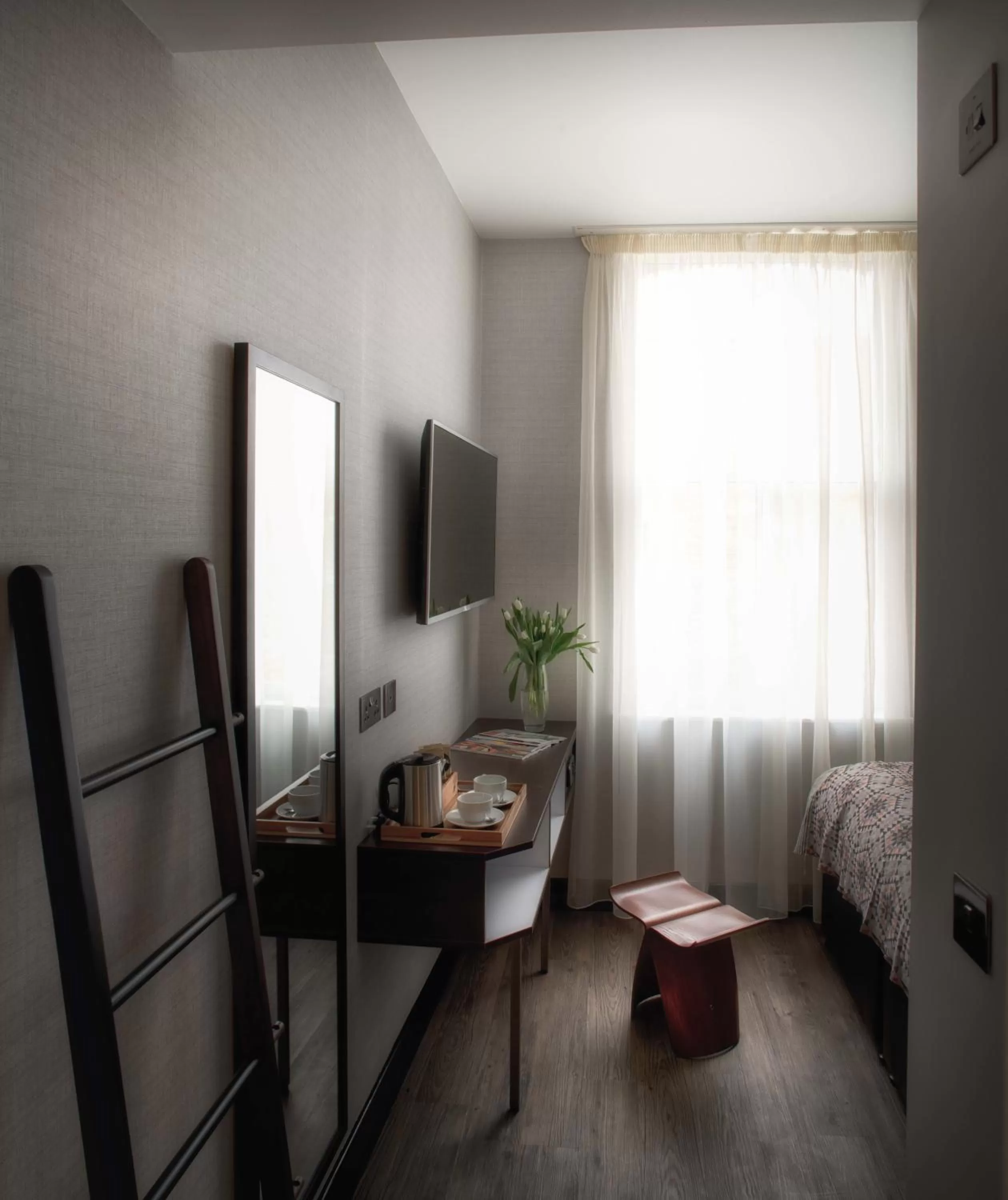 TV and multimedia in Camden Enterprise Hotel