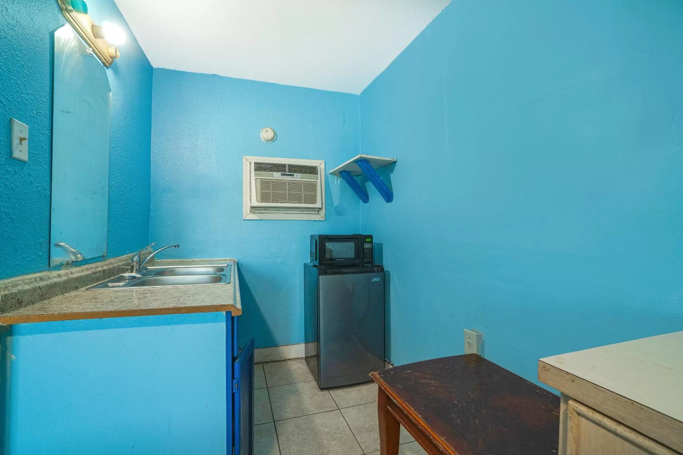 Kitchen or kitchenette in Plaza Motel Corpus Christi by OYO