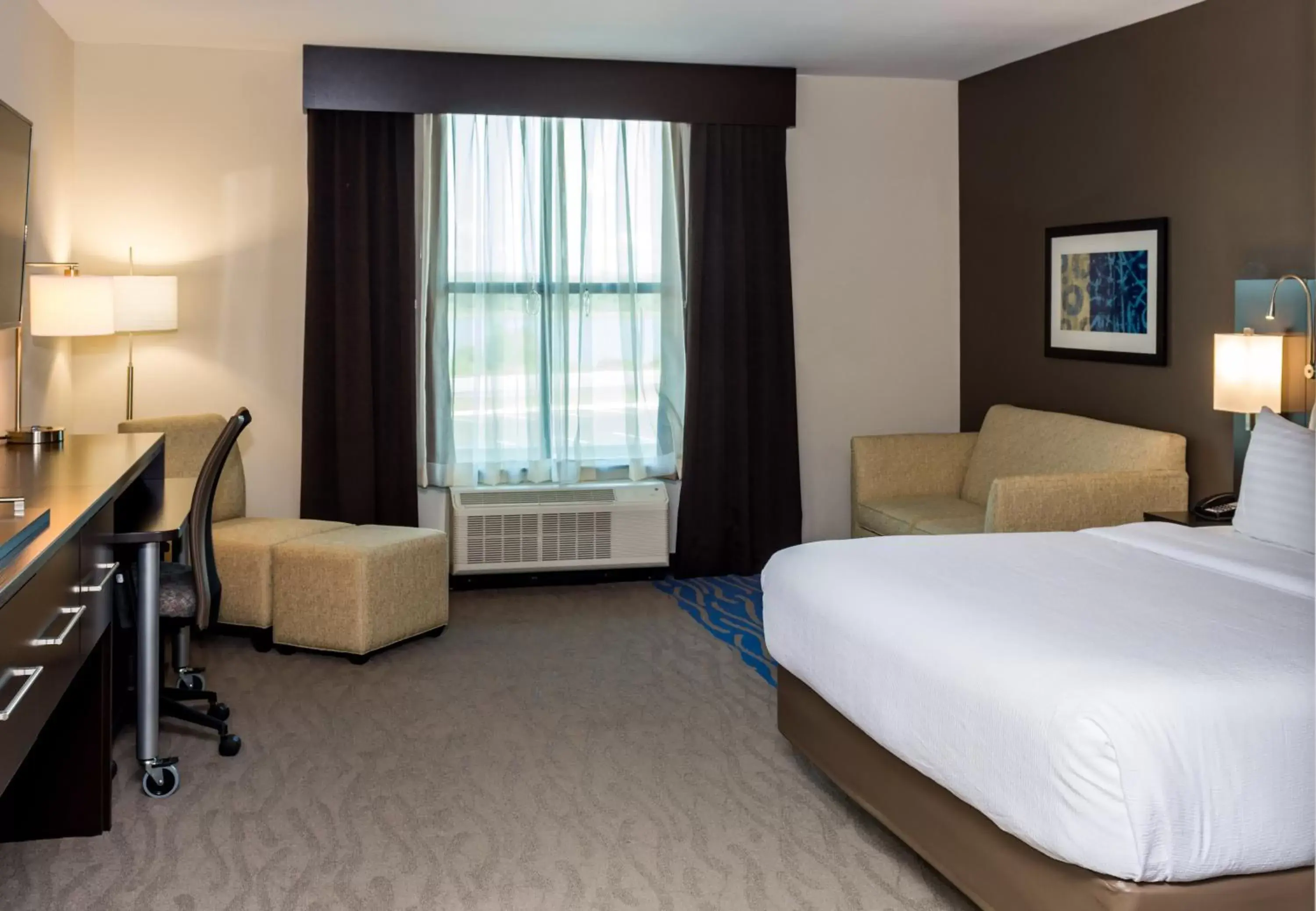 Standard Queen Room with River View and Balcony in Holiday Inn Paducah Riverfront by IHG Standard Queen Room with River View and Balcony in Holiday Inn Paducah Riverfront by IHG