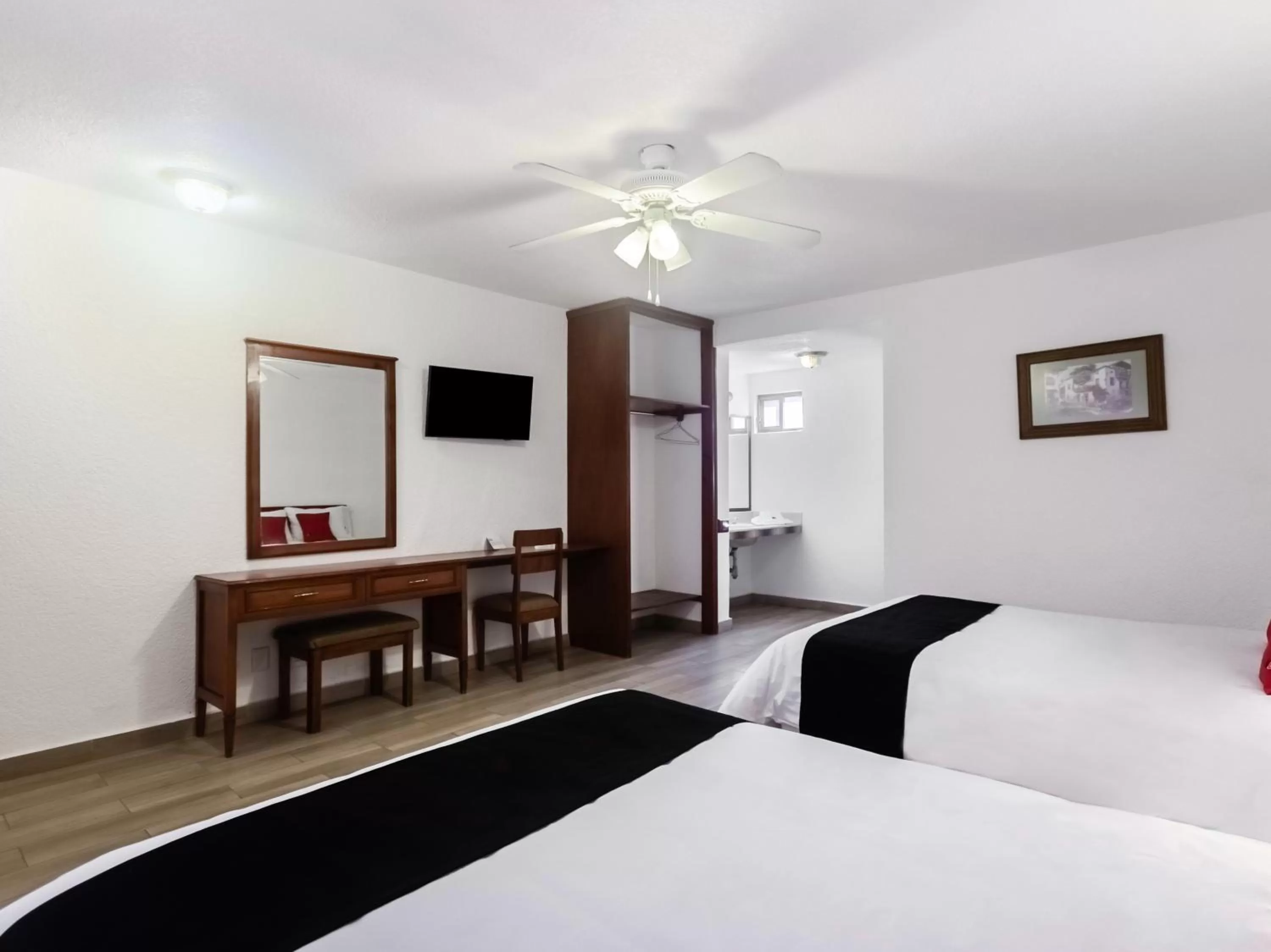 Bedroom, Bed in Capital O Mansión los Arcos, San Luis Potosí