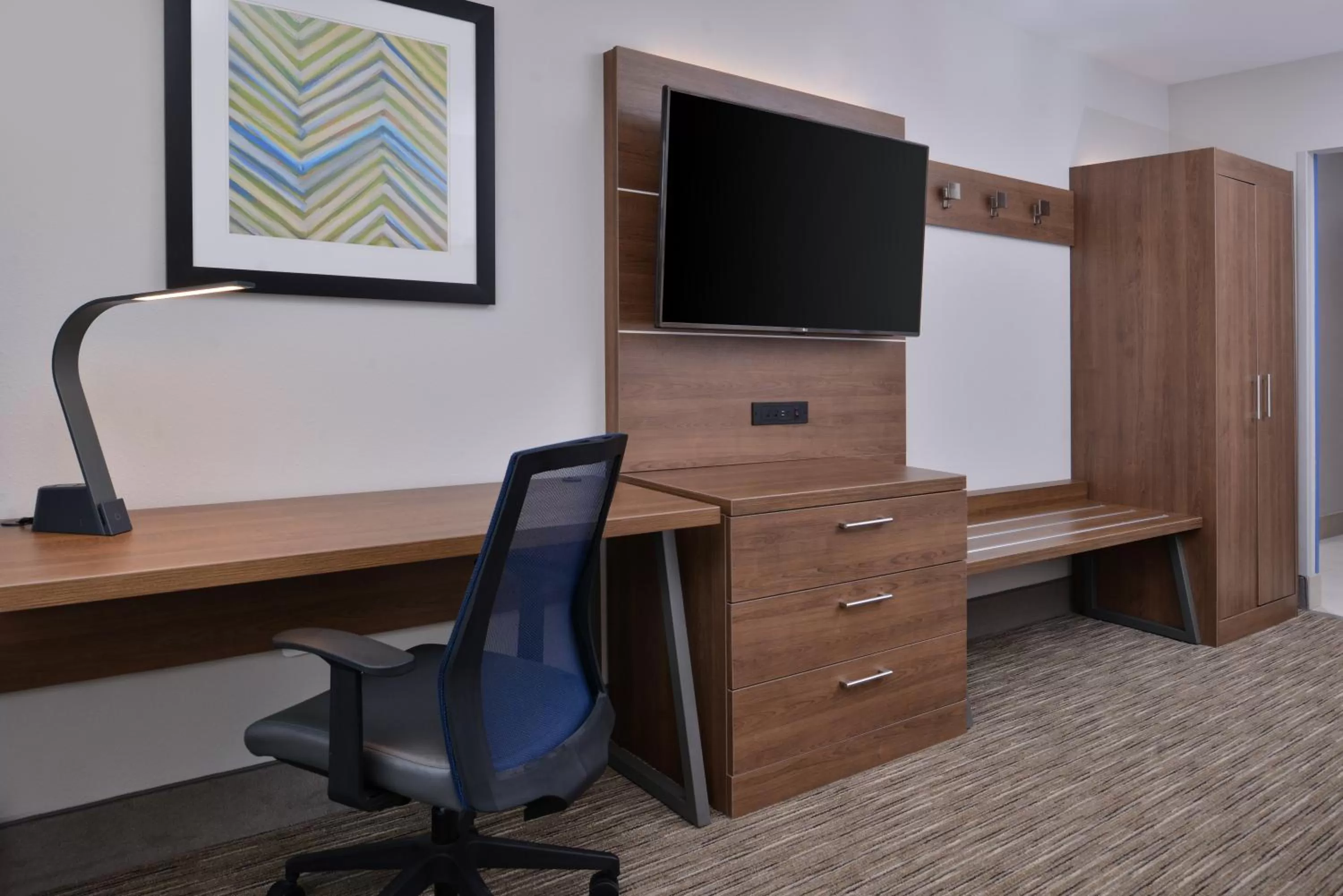 TV and multimedia in Holiday Inn Express & Suites - Marshalltown by IHG