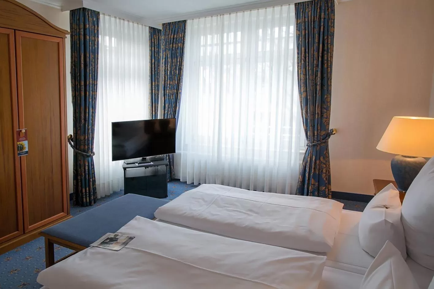 Living room, Bed in Dorint Parkhotel Meißen